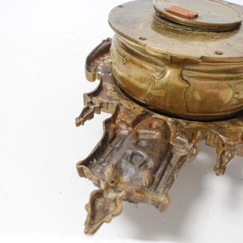 Pendule de cheminée française ancienne en bronze doré en vente 8