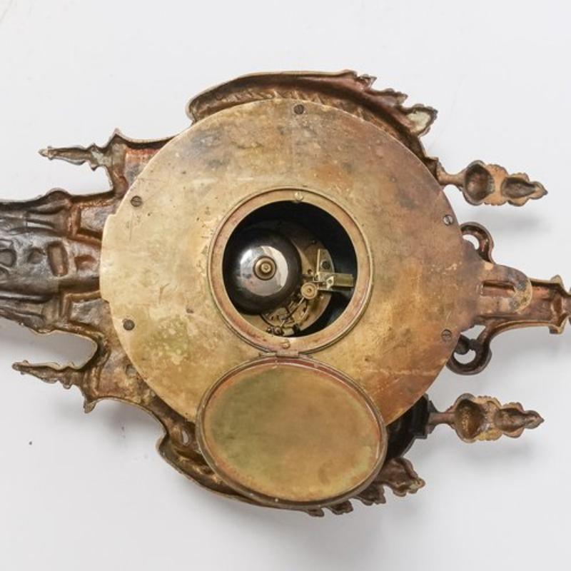 Pendule de cheminée française ancienne en bronze doré en vente 12