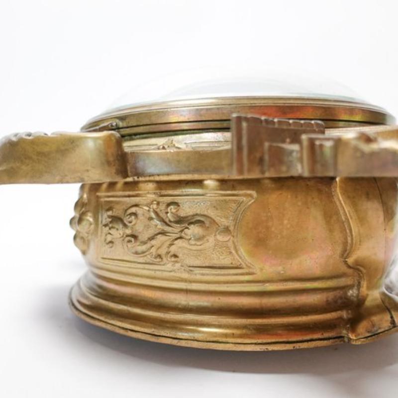 Français Pendule de cheminée française ancienne en bronze doré en vente