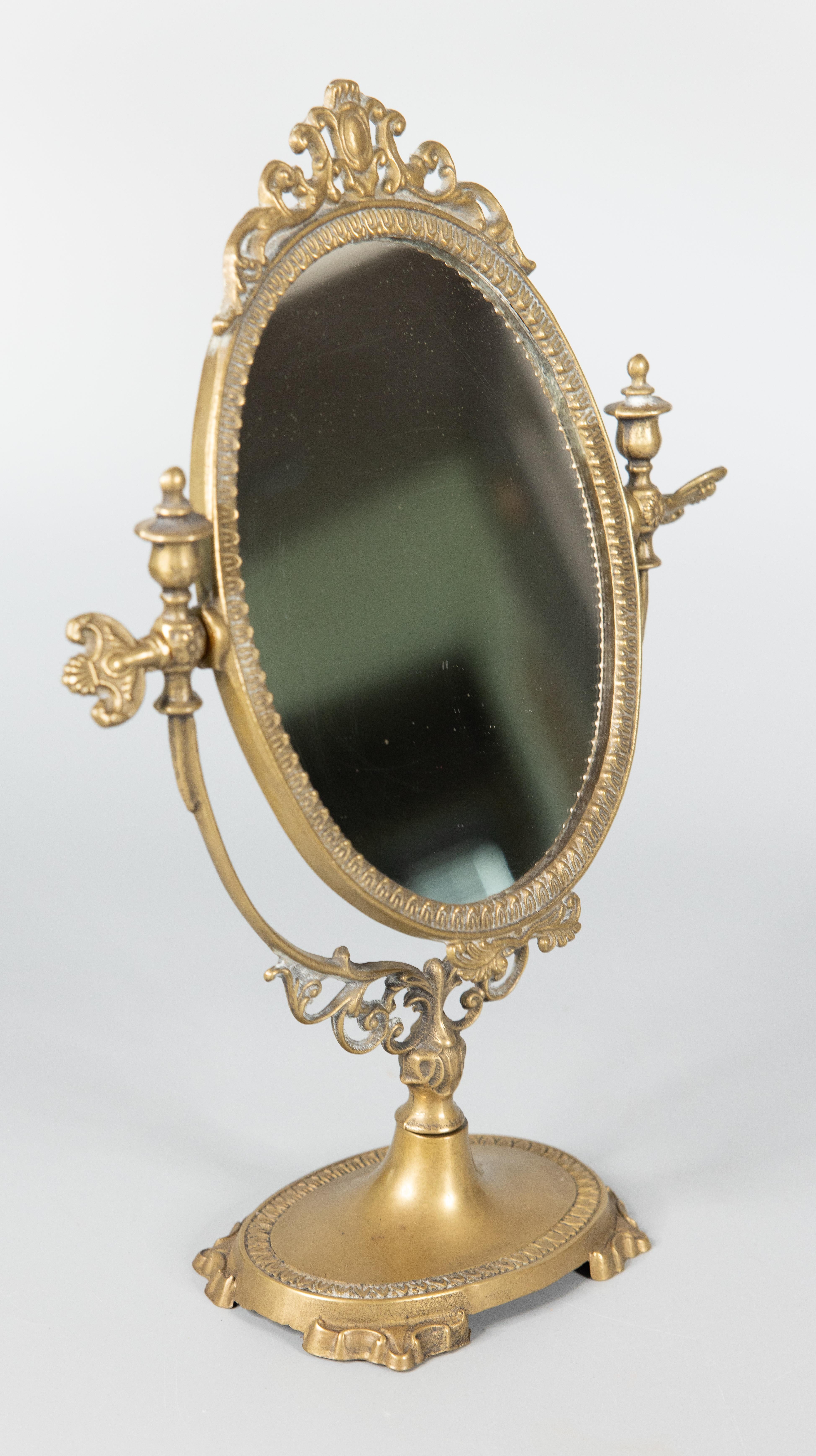 A gorgeous antique French Rococo style gilded bronze dressing tabletop swivel mirror with ornate knobs to adjust the angle, circa 1900. This would look fabulous displayed on a dresser or bathroom vanity.