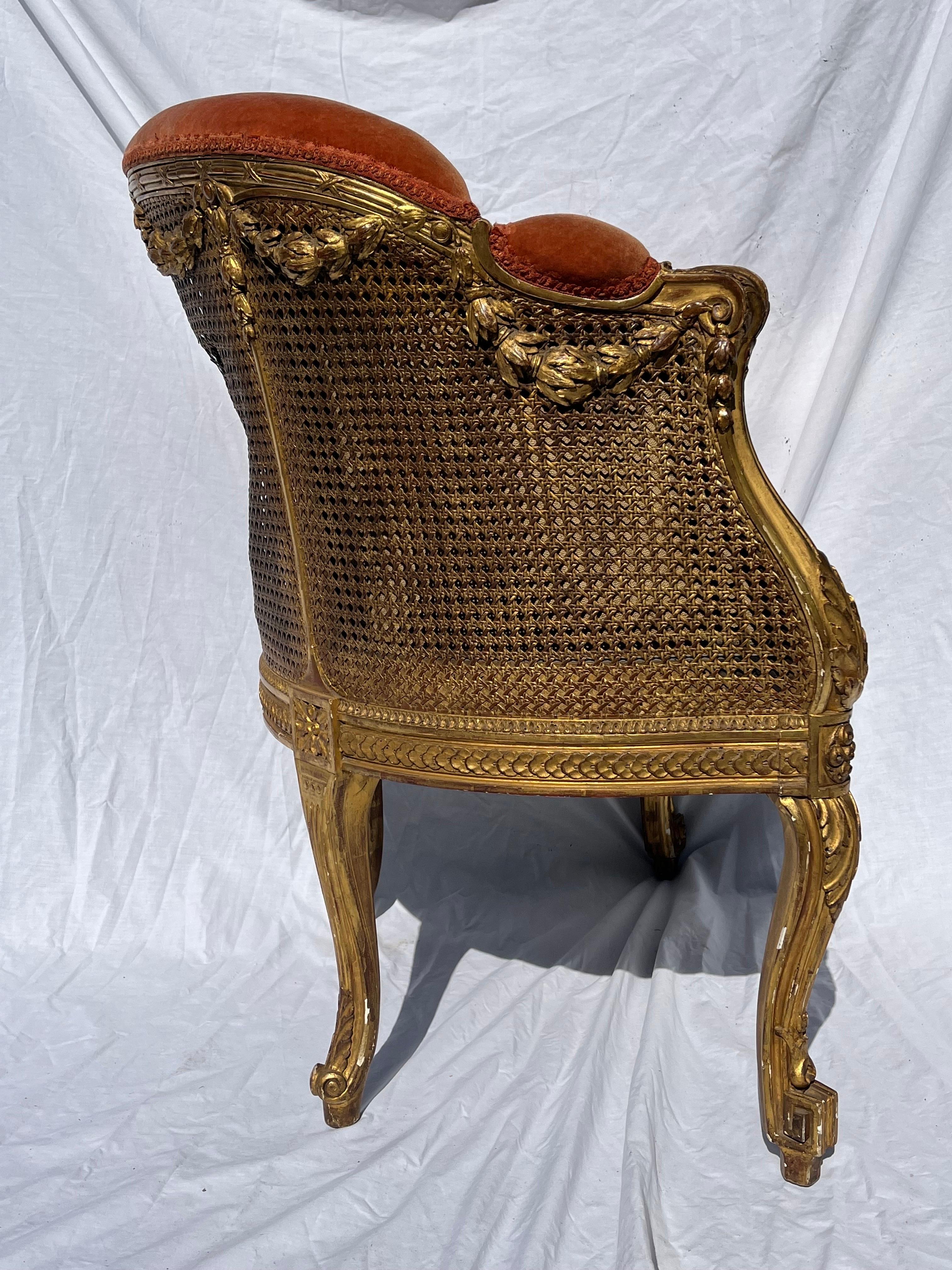 Antiker französischer gepolsterter Bergere-Sessel aus vergoldetem und geschnitztem Rohr aus dem 19. Jahrhundert im Angebot 4
