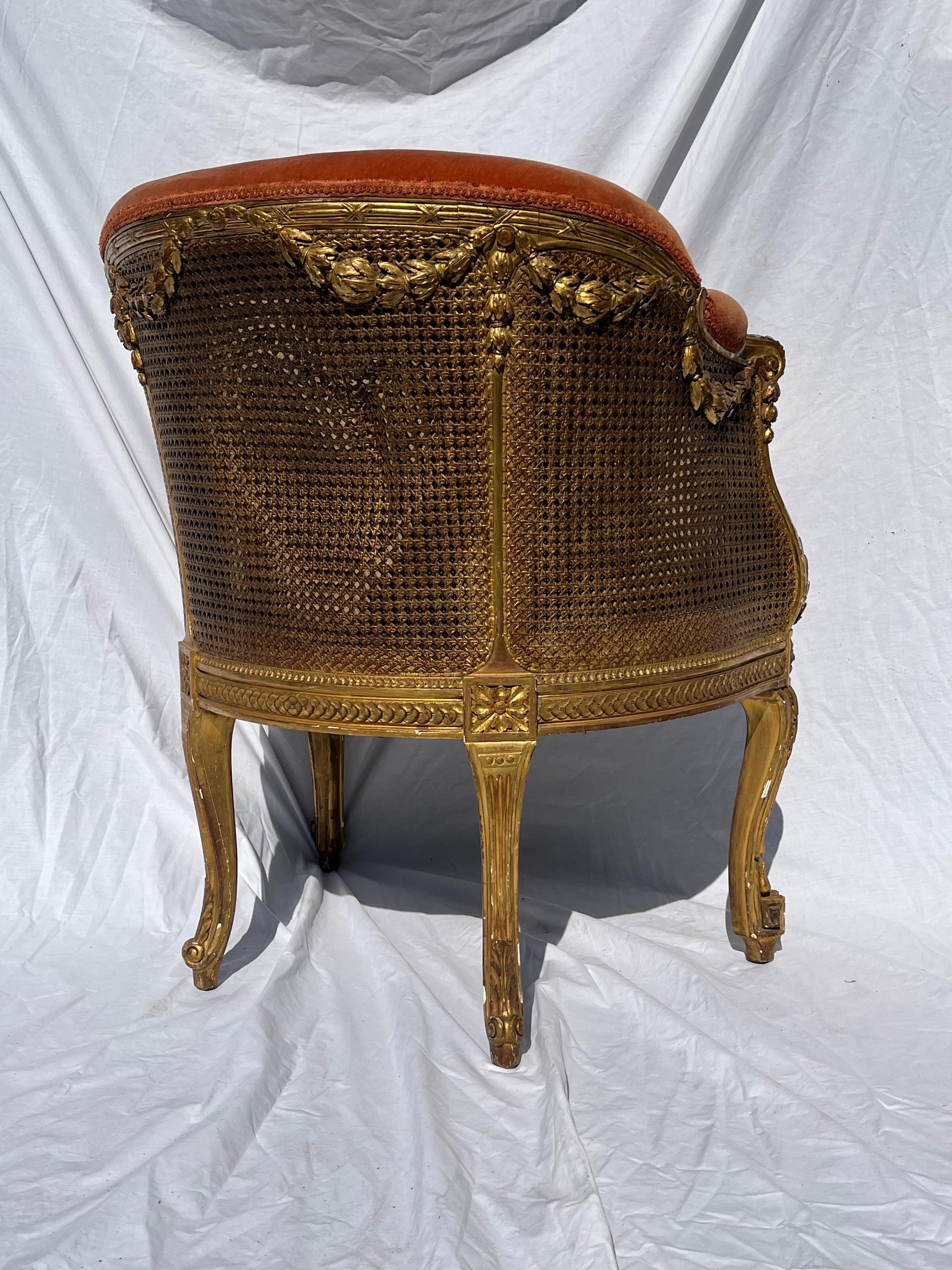 Antiker französischer gepolsterter Bergere-Sessel aus vergoldetem und geschnitztem Rohr aus dem 19. Jahrhundert im Angebot 5
