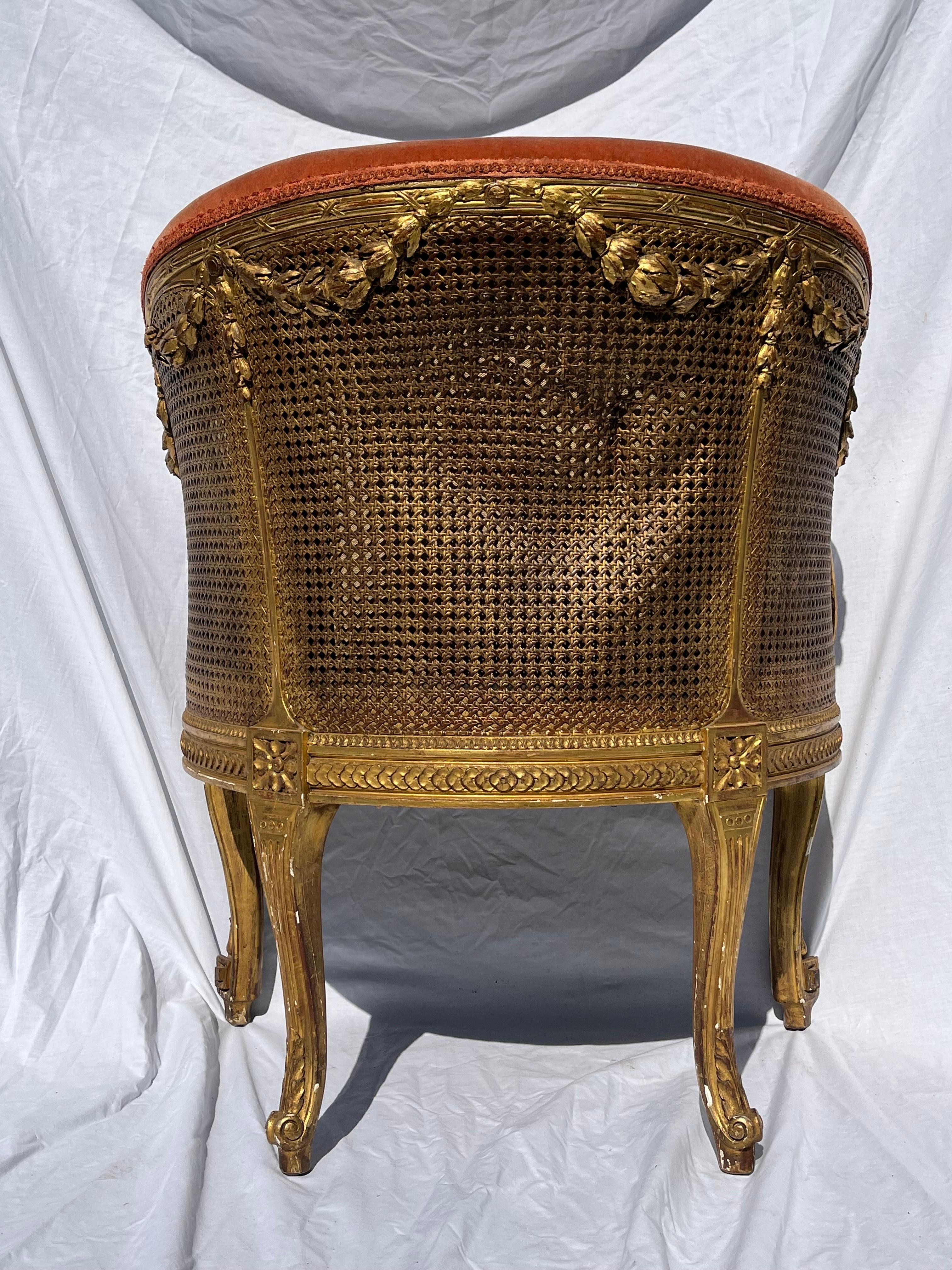 Antiker französischer gepolsterter Bergere-Sessel aus vergoldetem und geschnitztem Rohr aus dem 19. Jahrhundert im Angebot 8