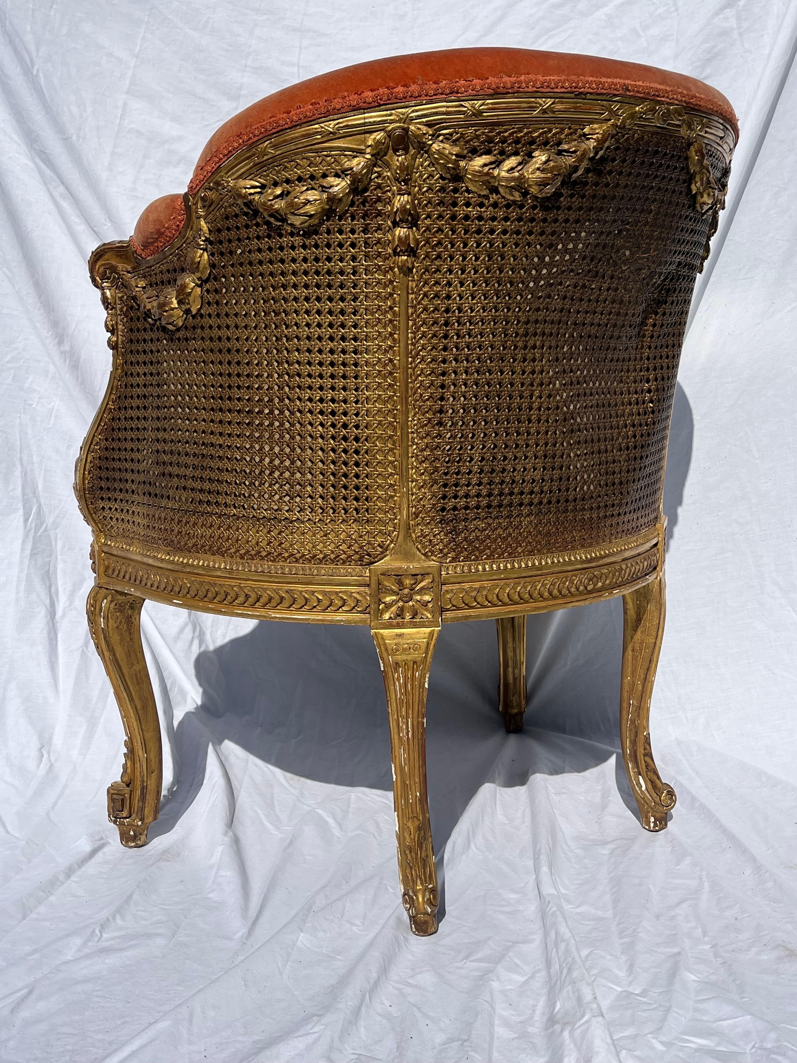 Antiker französischer gepolsterter Bergere-Sessel aus vergoldetem und geschnitztem Rohr aus dem 19. Jahrhundert im Angebot 9