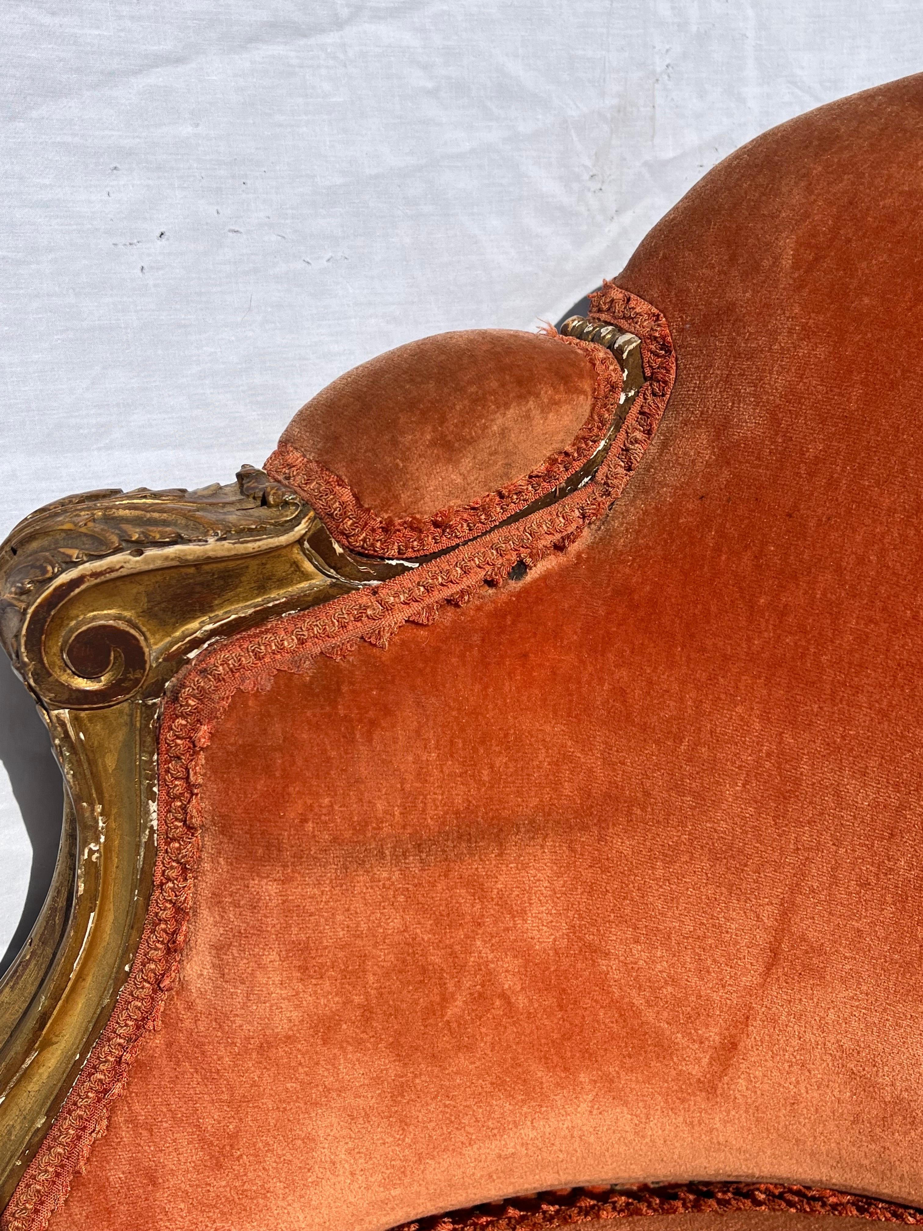 Antiker französischer gepolsterter Bergere-Sessel aus vergoldetem und geschnitztem Rohr aus dem 19. Jahrhundert im Angebot 11