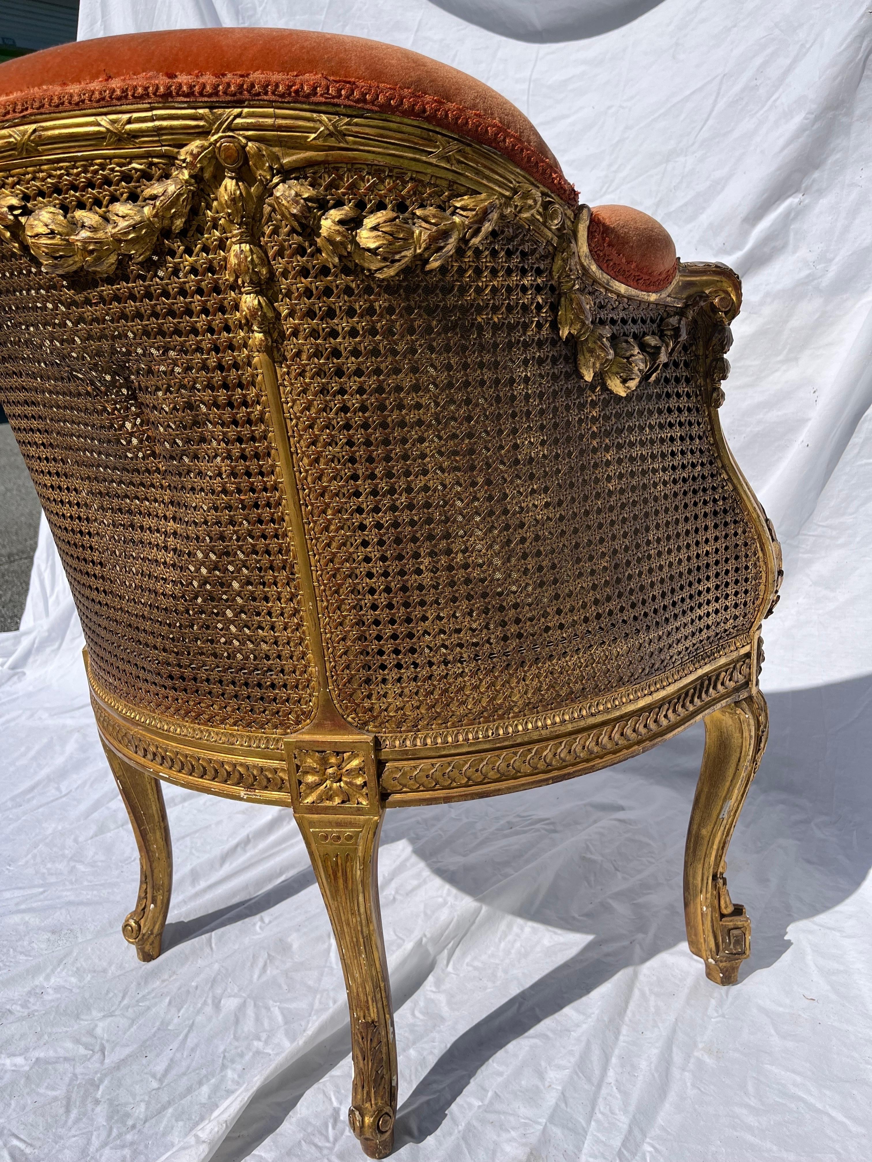 Antiker französischer gepolsterter Bergere-Sessel aus vergoldetem und geschnitztem Rohr aus dem 19. Jahrhundert im Angebot 13