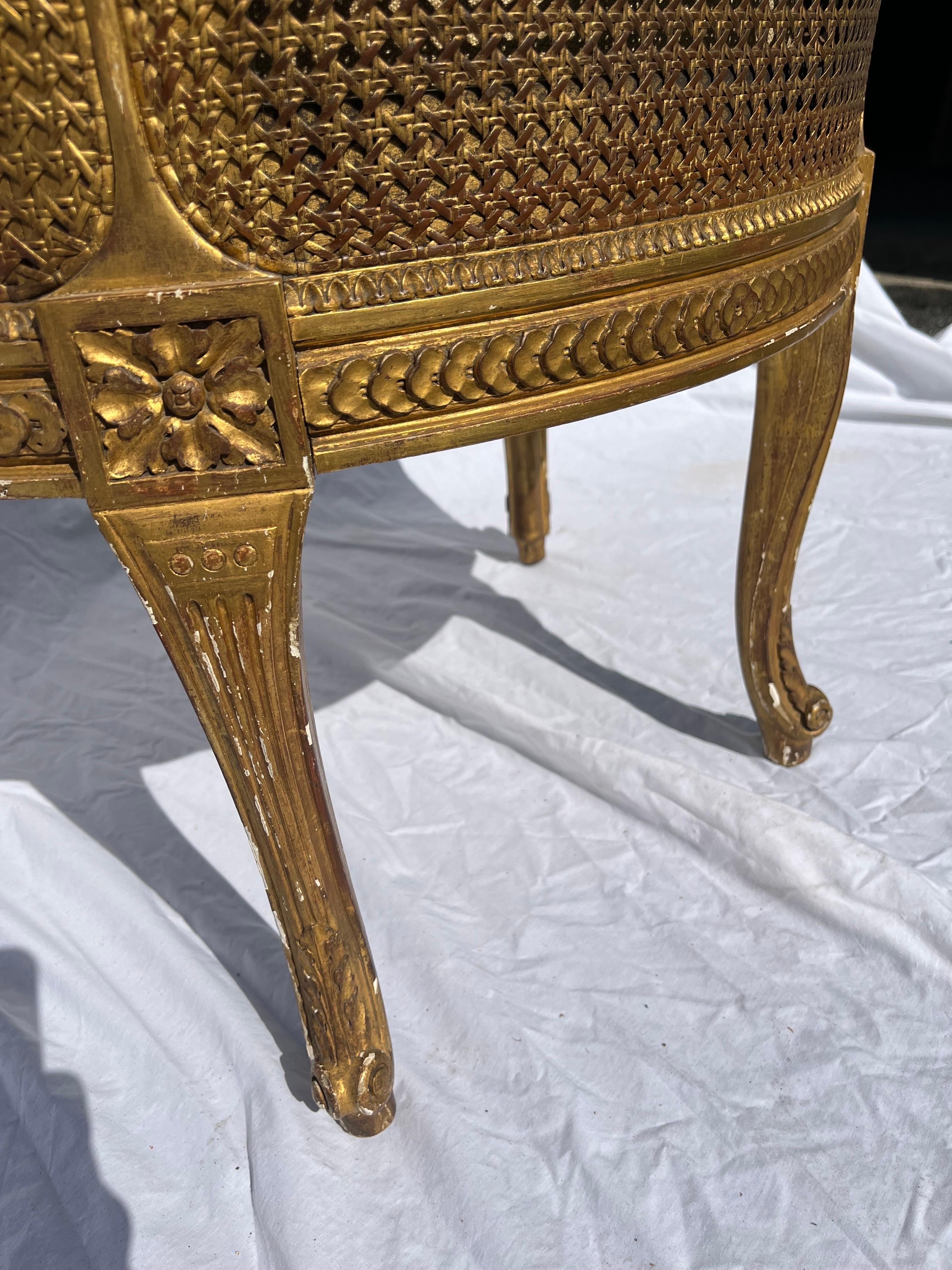 Antiker französischer gepolsterter Bergere-Sessel aus vergoldetem und geschnitztem Rohr aus dem 19. Jahrhundert im Angebot 14