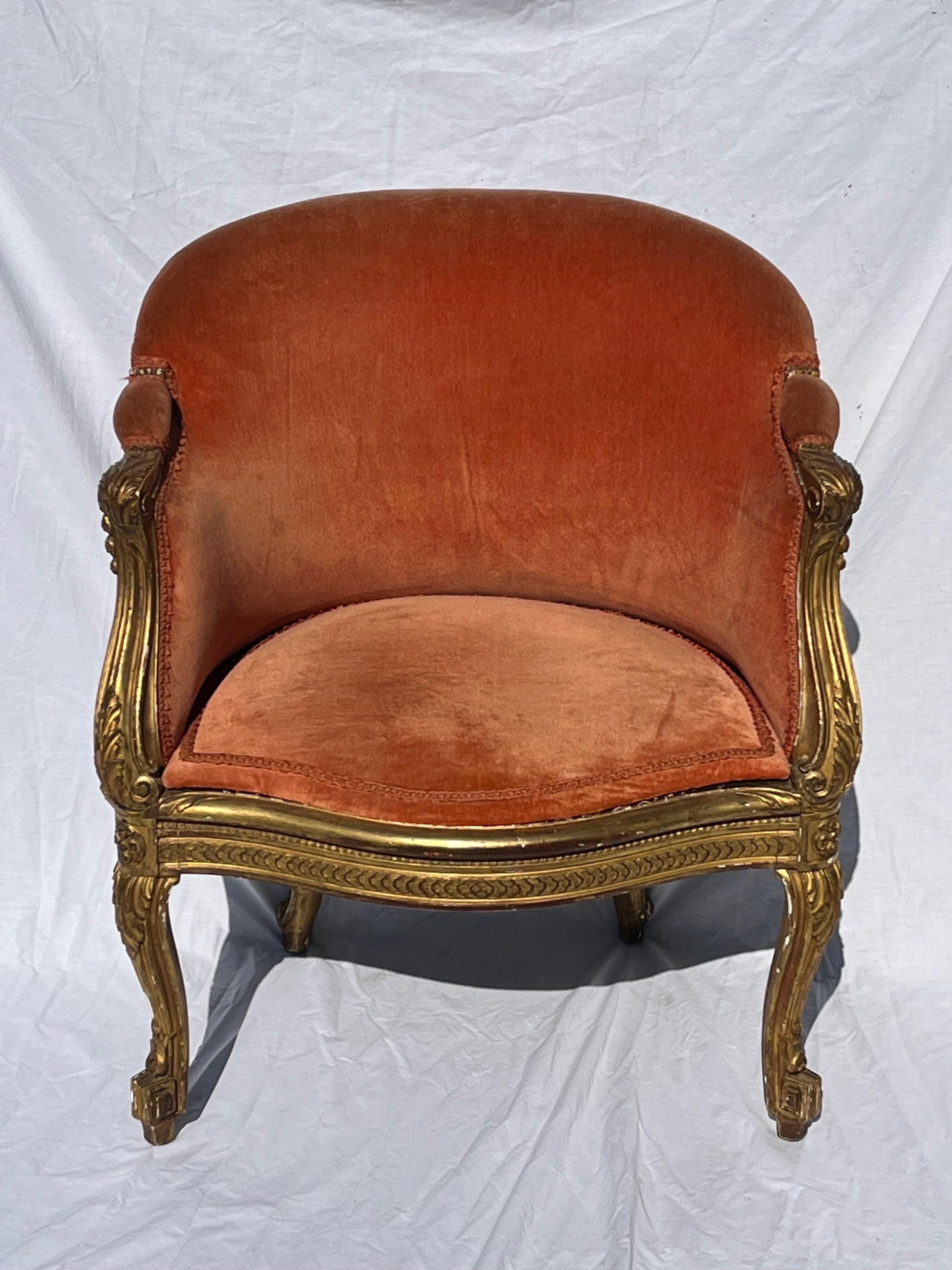Antiker französischer gepolsterter Bergere-Sessel aus vergoldetem und geschnitztem Rohr aus dem 19. Jahrhundert (Louis XVI.) im Angebot