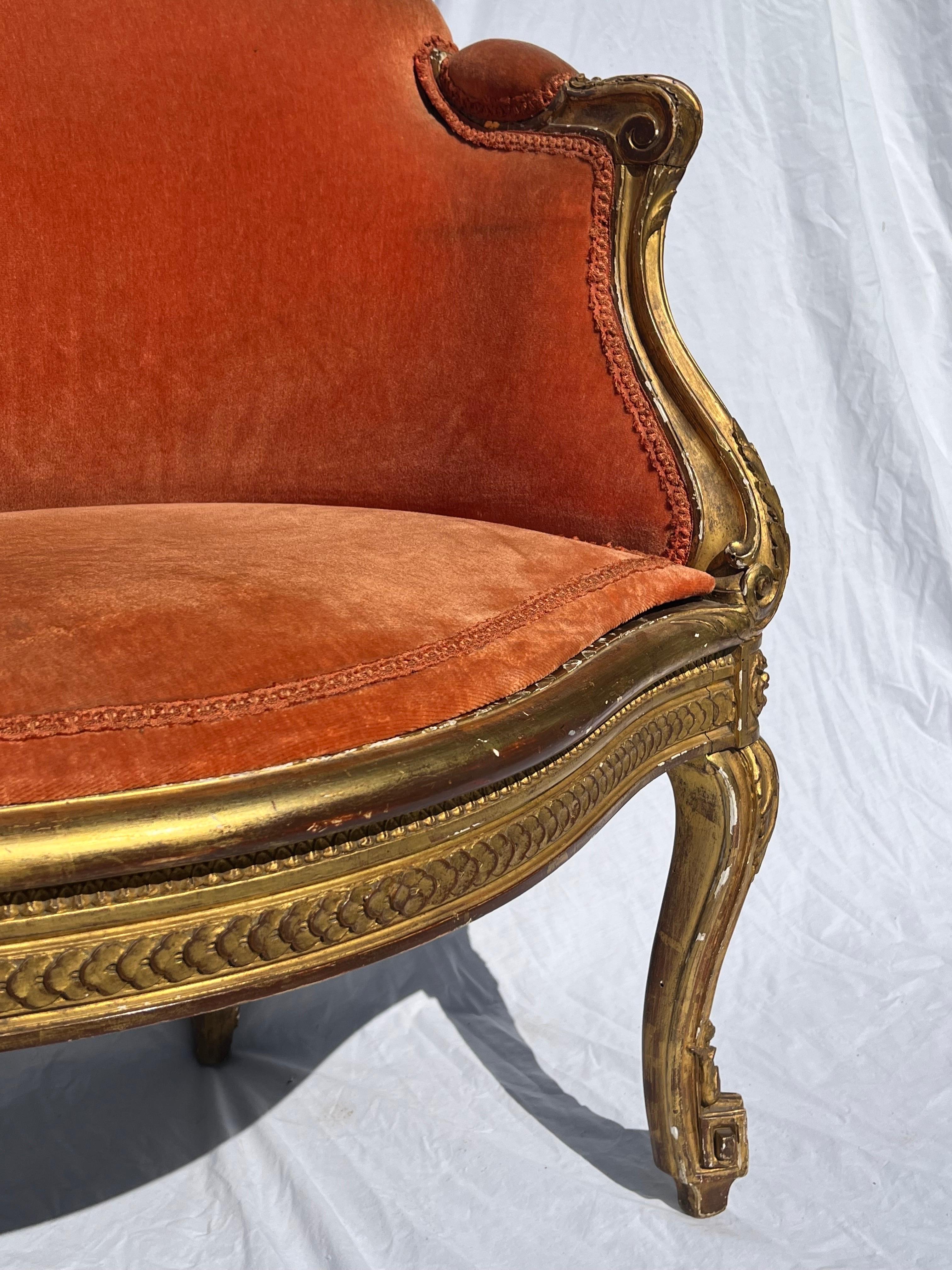 Antiker französischer gepolsterter Bergere-Sessel aus vergoldetem und geschnitztem Rohr aus dem 19. Jahrhundert (Polster) im Angebot