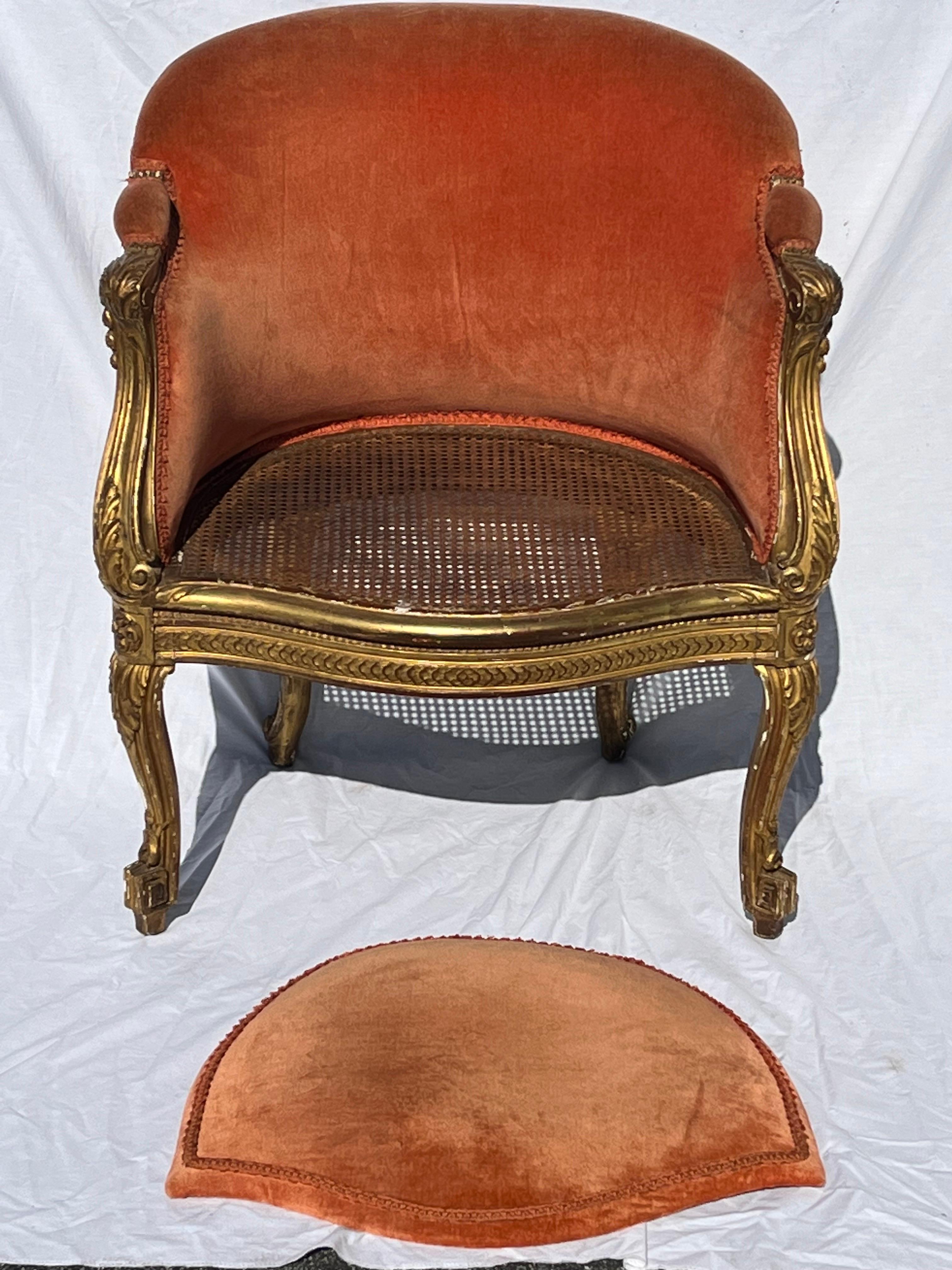 Antiker französischer gepolsterter Bergere-Sessel aus vergoldetem und geschnitztem Rohr aus dem 19. Jahrhundert im Angebot 1