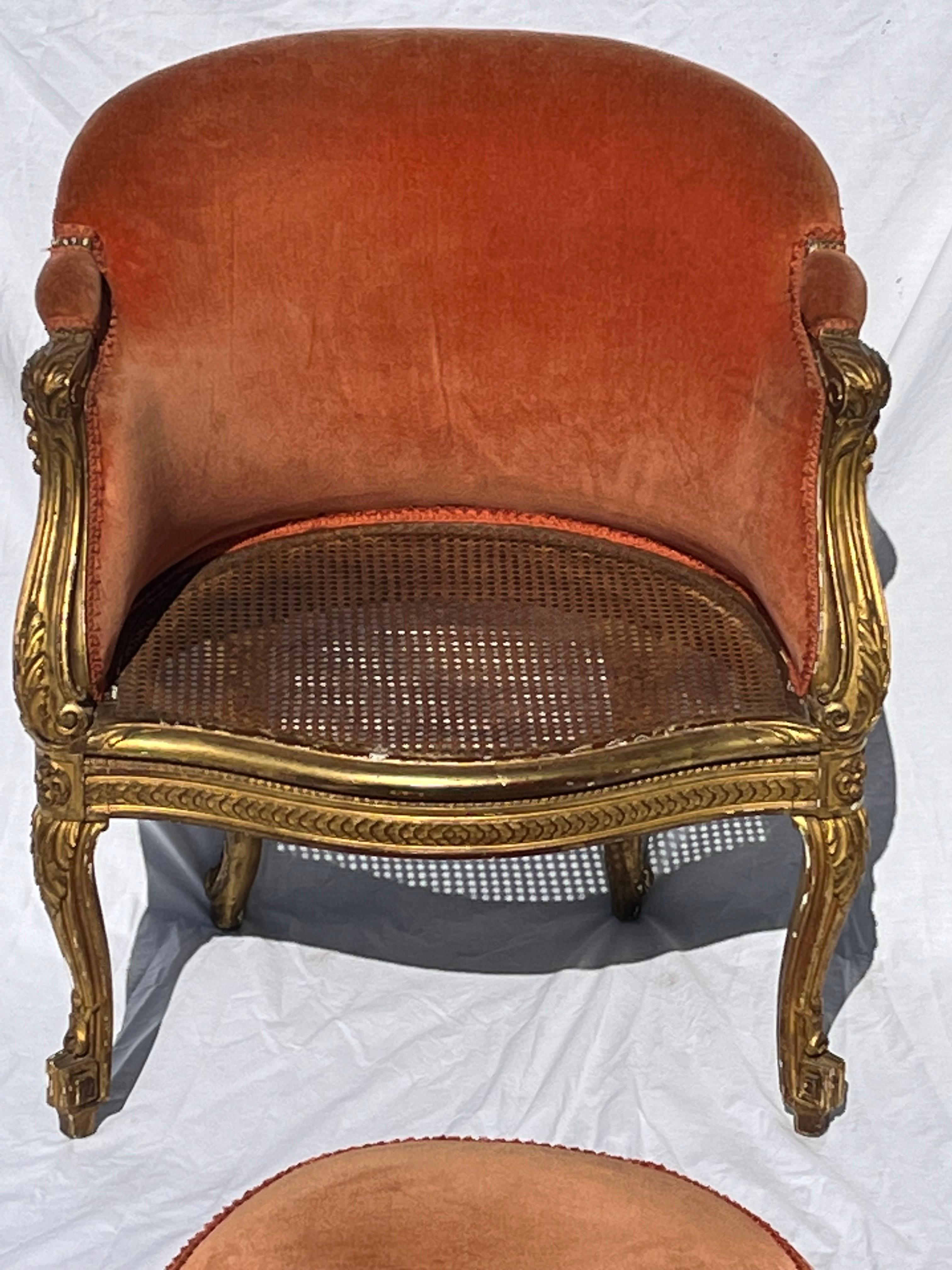 Antiker französischer gepolsterter Bergere-Sessel aus vergoldetem und geschnitztem Rohr aus dem 19. Jahrhundert im Angebot 2