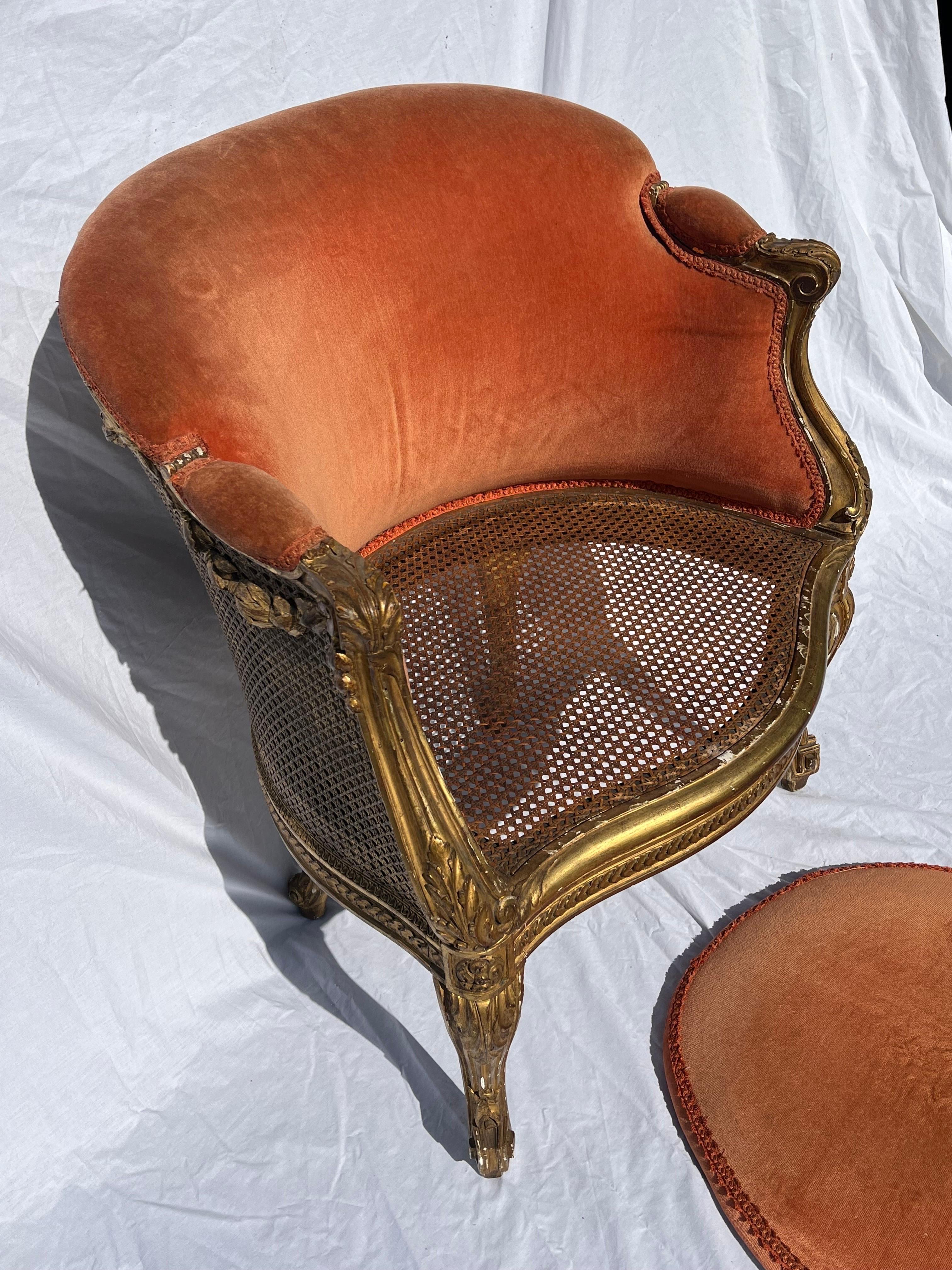 Antiker französischer gepolsterter Bergere-Sessel aus vergoldetem und geschnitztem Rohr aus dem 19. Jahrhundert im Angebot 3