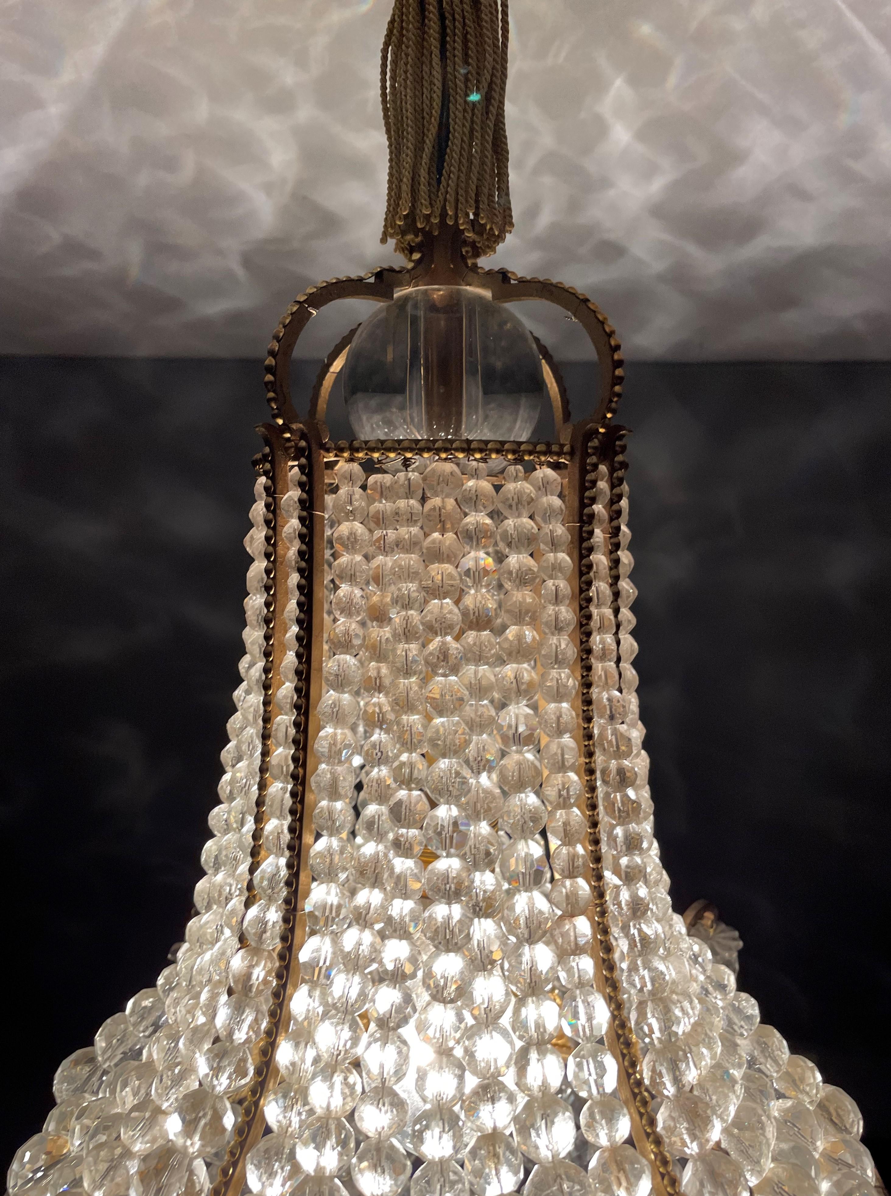 Antike französische Pendelleuchte aus vergoldetem Messing und perlenbesetztem Kristallglas / Einbaubeleuchtung im Angebot 8