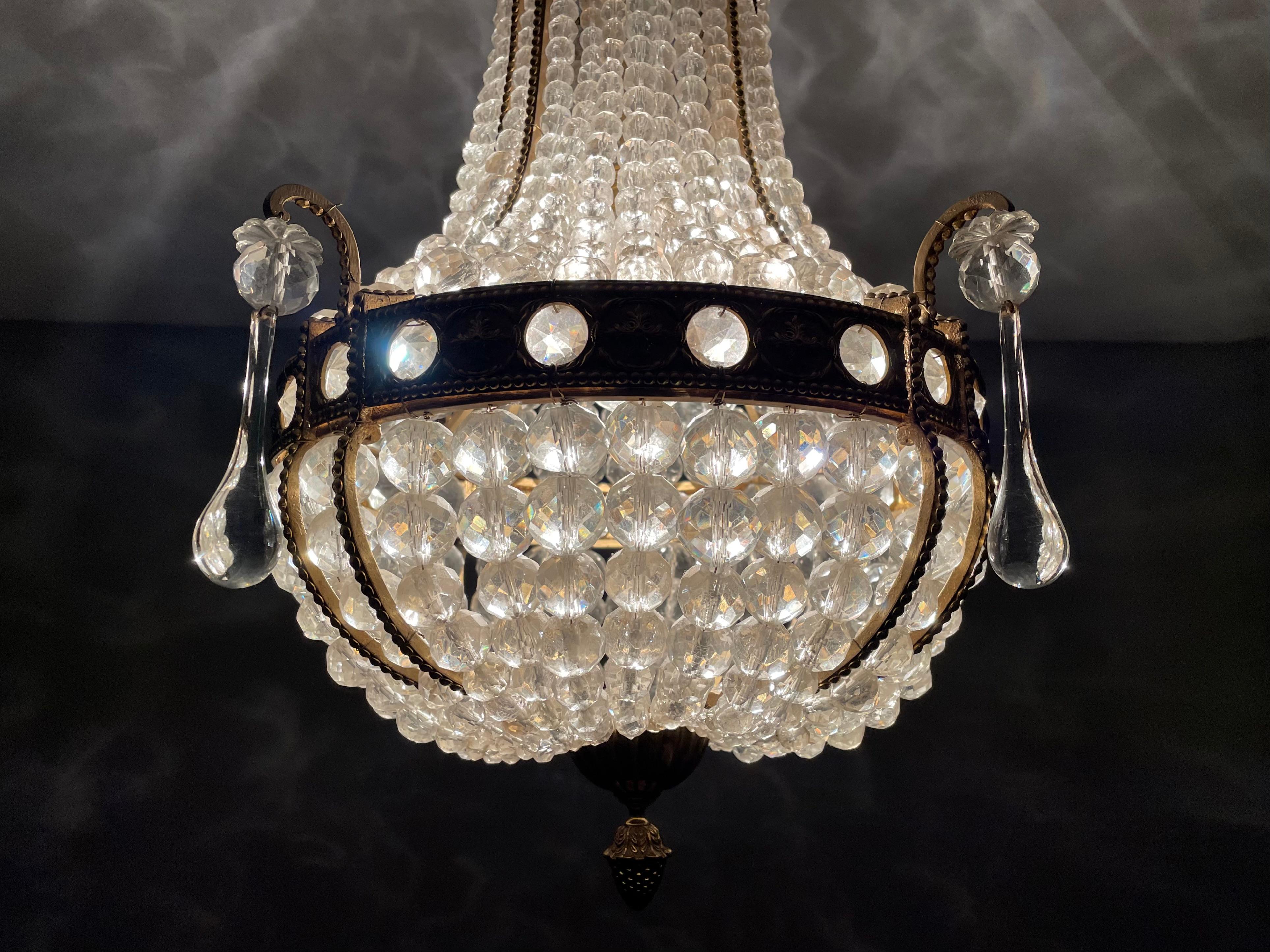 Antike französische Pendelleuchte aus vergoldetem Messing und perlenbesetztem Kristallglas / Einbaubeleuchtung im Angebot 10