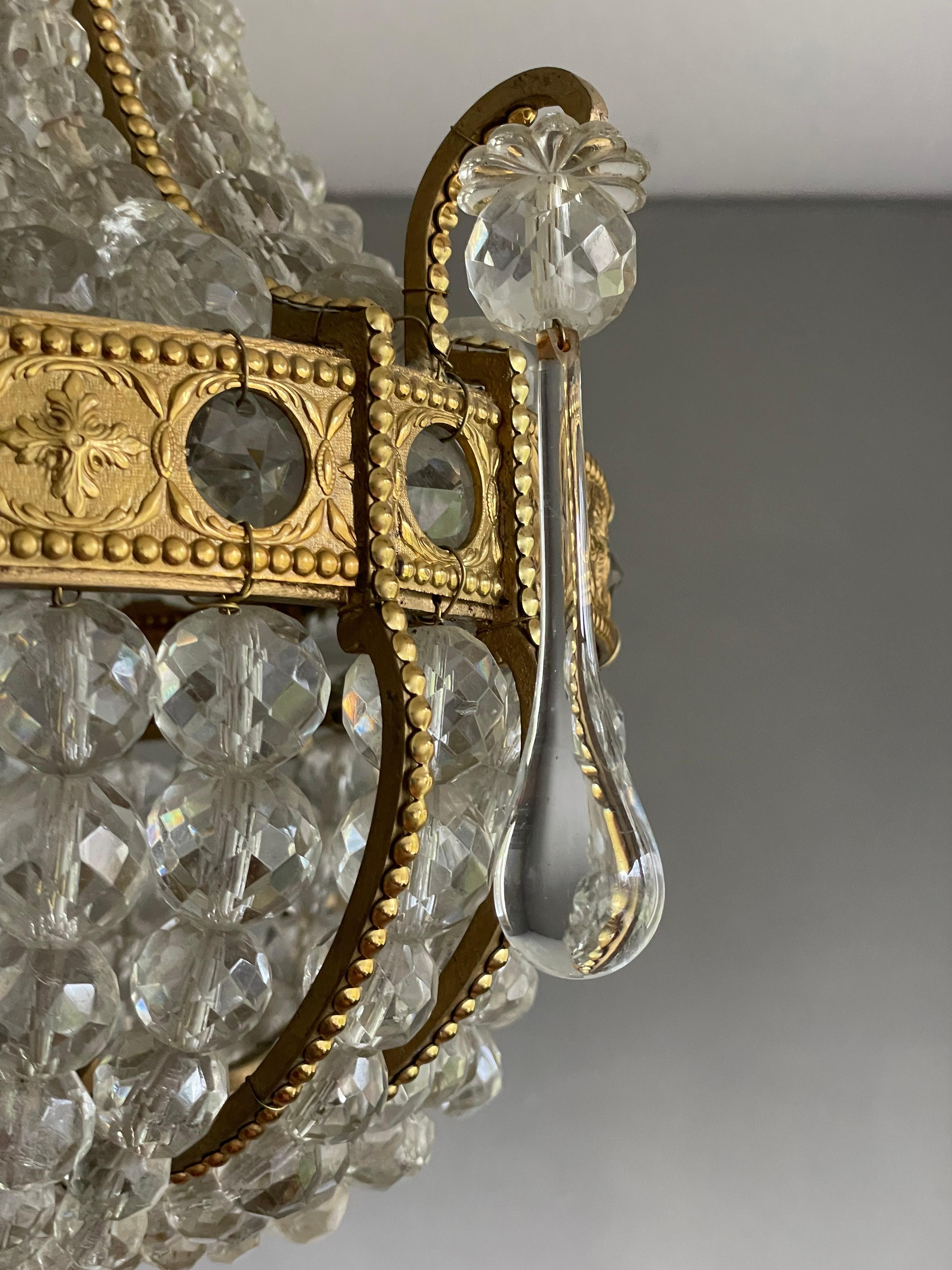 Antike französische Pendelleuchte aus vergoldetem Messing und perlenbesetztem Kristallglas / Einbaubeleuchtung (Gegossen) im Angebot
