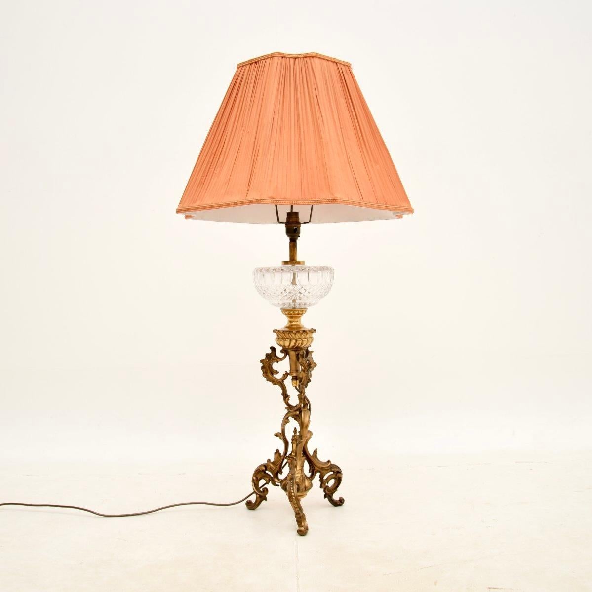 Une lampe de table en bronze doré et en verre de cristal absolument magnifique. Il a été fabriqué en France et date de la période 1900-10.

La qualité est exceptionnelle, le produit est grand et impressionnant, mesurant près d'un mètre de haut avec