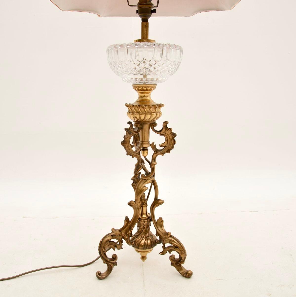 Français Lampe de table française ancienne en bronze doré et verre de cristal en vente