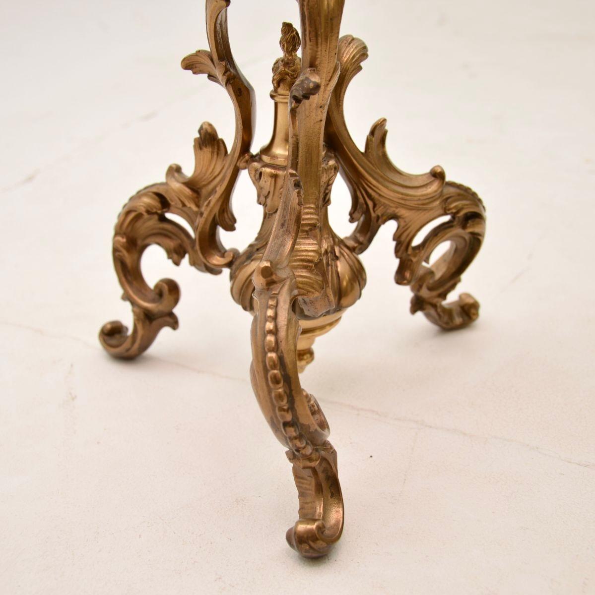 Bronze Lampe de table française ancienne en bronze doré et verre de cristal en vente