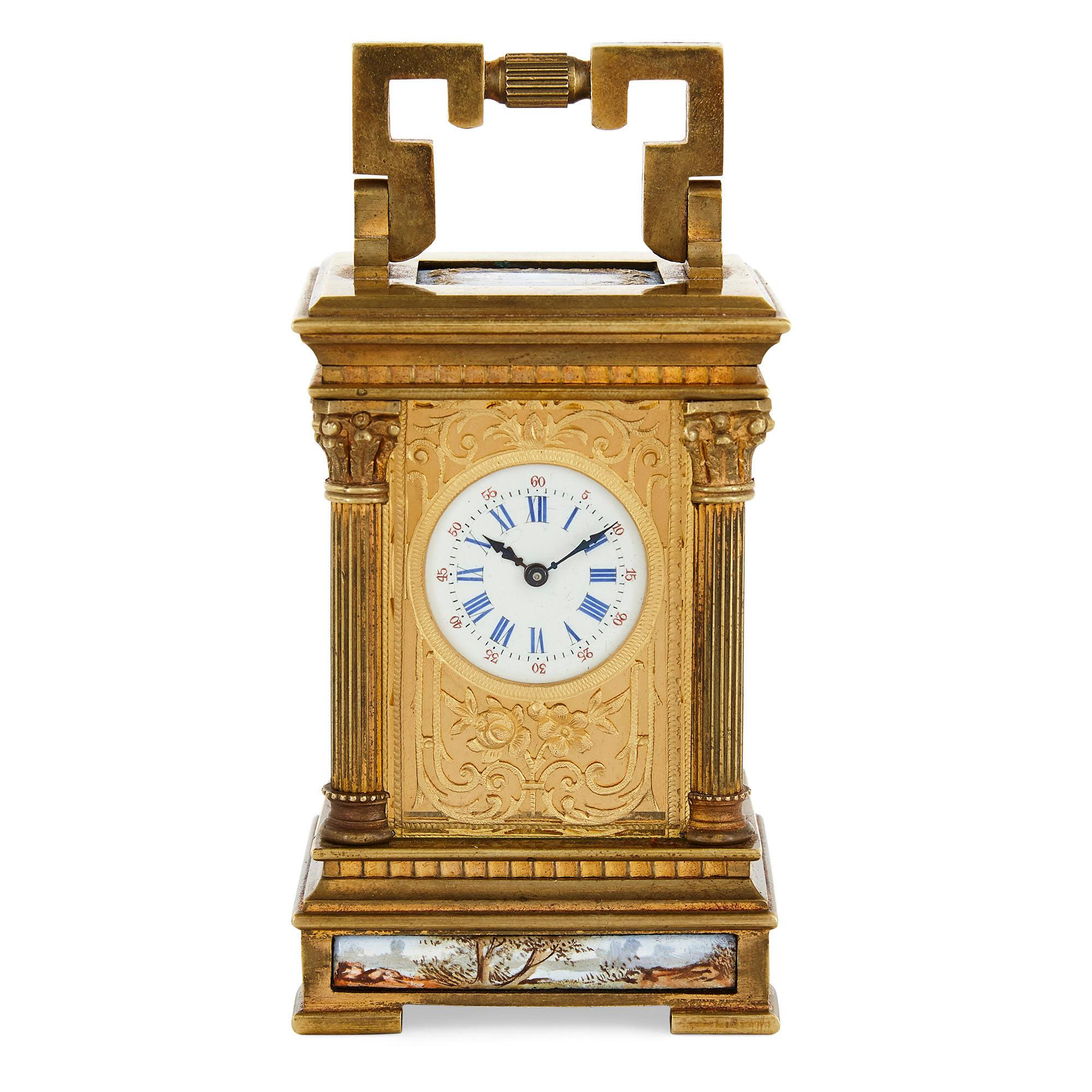 Pendule miniature française ancienne en bronze doré et émail
Français, fin du 19ème siècle
Horloge : Hauteur 11cm, largeur 5,5cm, profondeur 5cm
Boîtier : Hauteur 11cm, largeur 7cm, profondeur 7cm

Cette petite et élégante horloge à chariot en