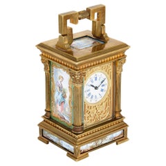 Horloge miniature française d'antiquités à chariot en bronze doré et émail