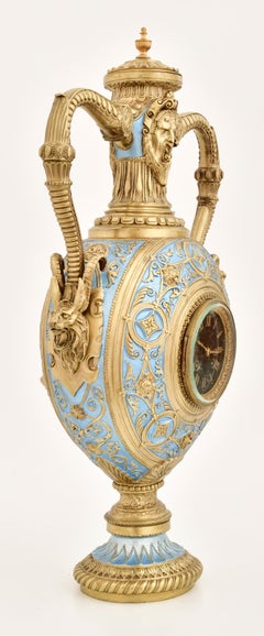 Antike französische Uhr in Urnenform aus vergoldeter Bronze und Emaille-Porzellan, Mitte des 19. Jahrhunderts