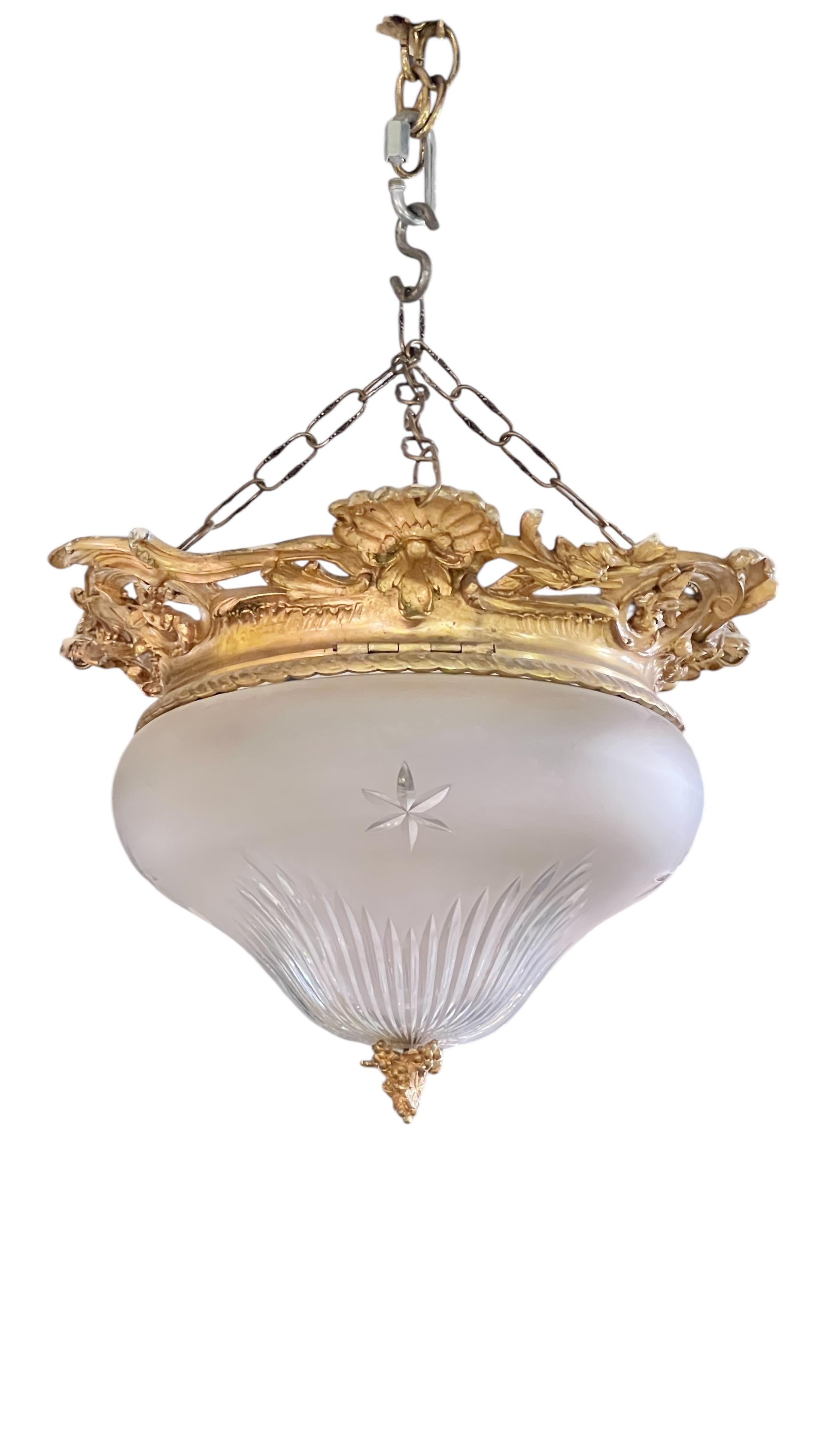 Antico lampadario a sospensione in bronzo dorato e vetro smerigliato e inciso in stile Luigi XV / XVI, misura 18 pollici di diametro e 12 pollici di altezza, con motivi neoclassici tra cui conchiglie e volute organiche.  Mancano le prese e i cavi,
