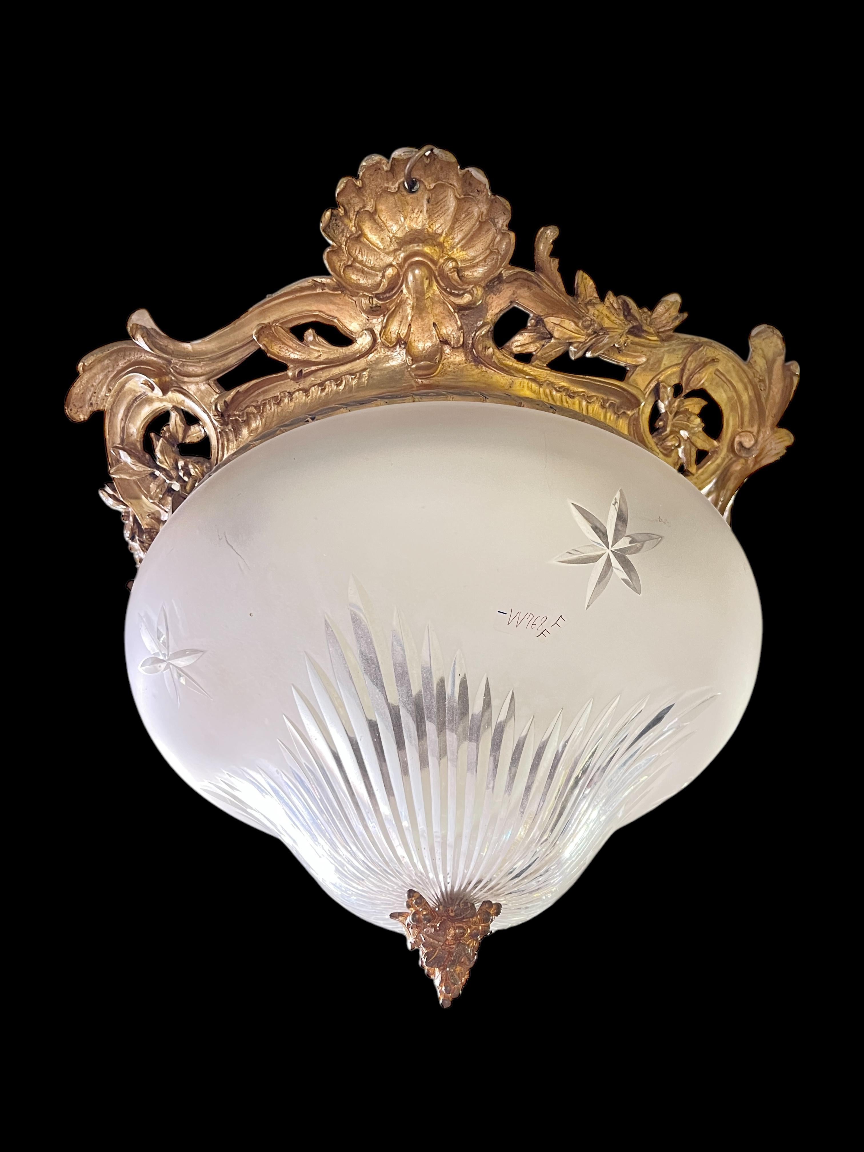 Luigi XVI Antique French, bronzo dorato e vetro inciso, lampadario a sospensione ad incasso in vendita