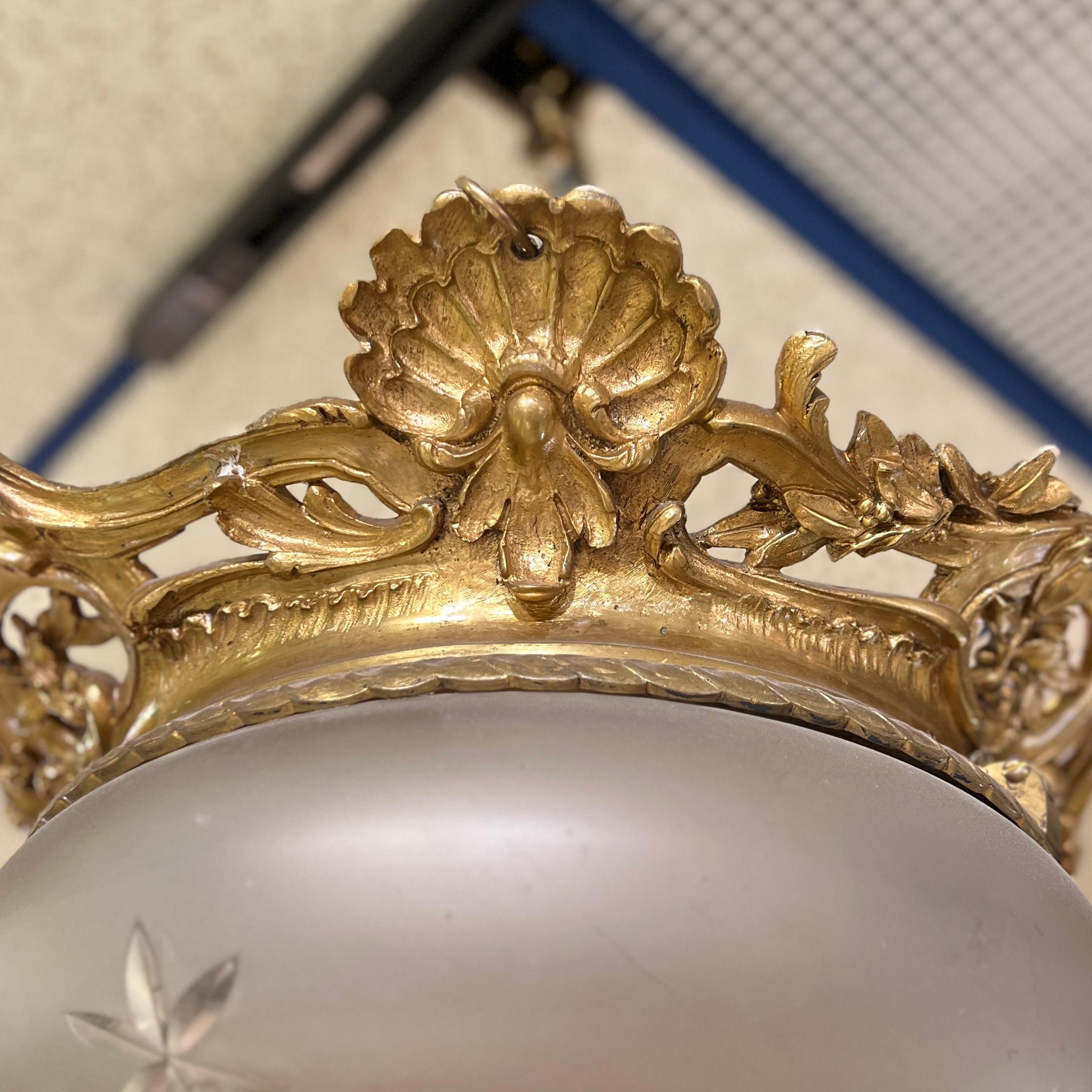XX secolo Antique French, bronzo dorato e vetro inciso, lampadario a sospensione ad incasso in vendita