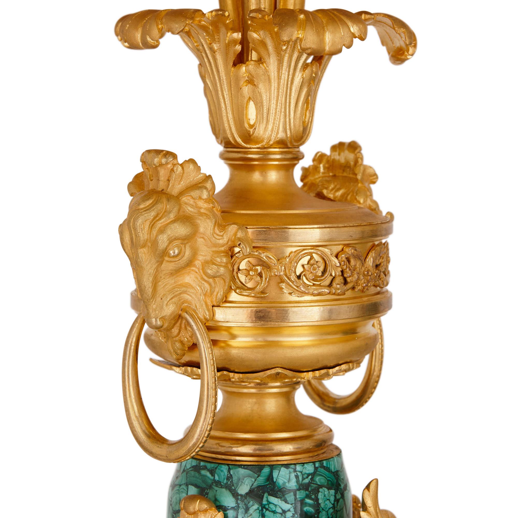 Antikes französisches Uhrenset aus vergoldeter Bronze und Malachit im Zustand „Gut“ im Angebot in London, GB