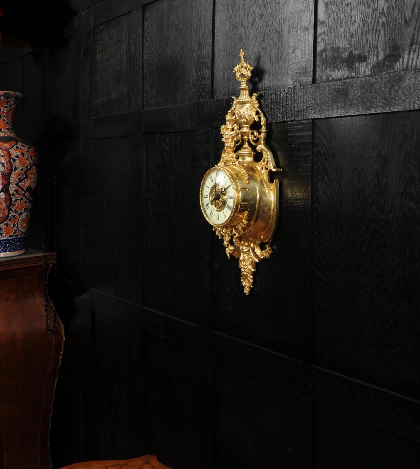 Français Antiquité française bronze doré baroque horloge murale Cartel en vente