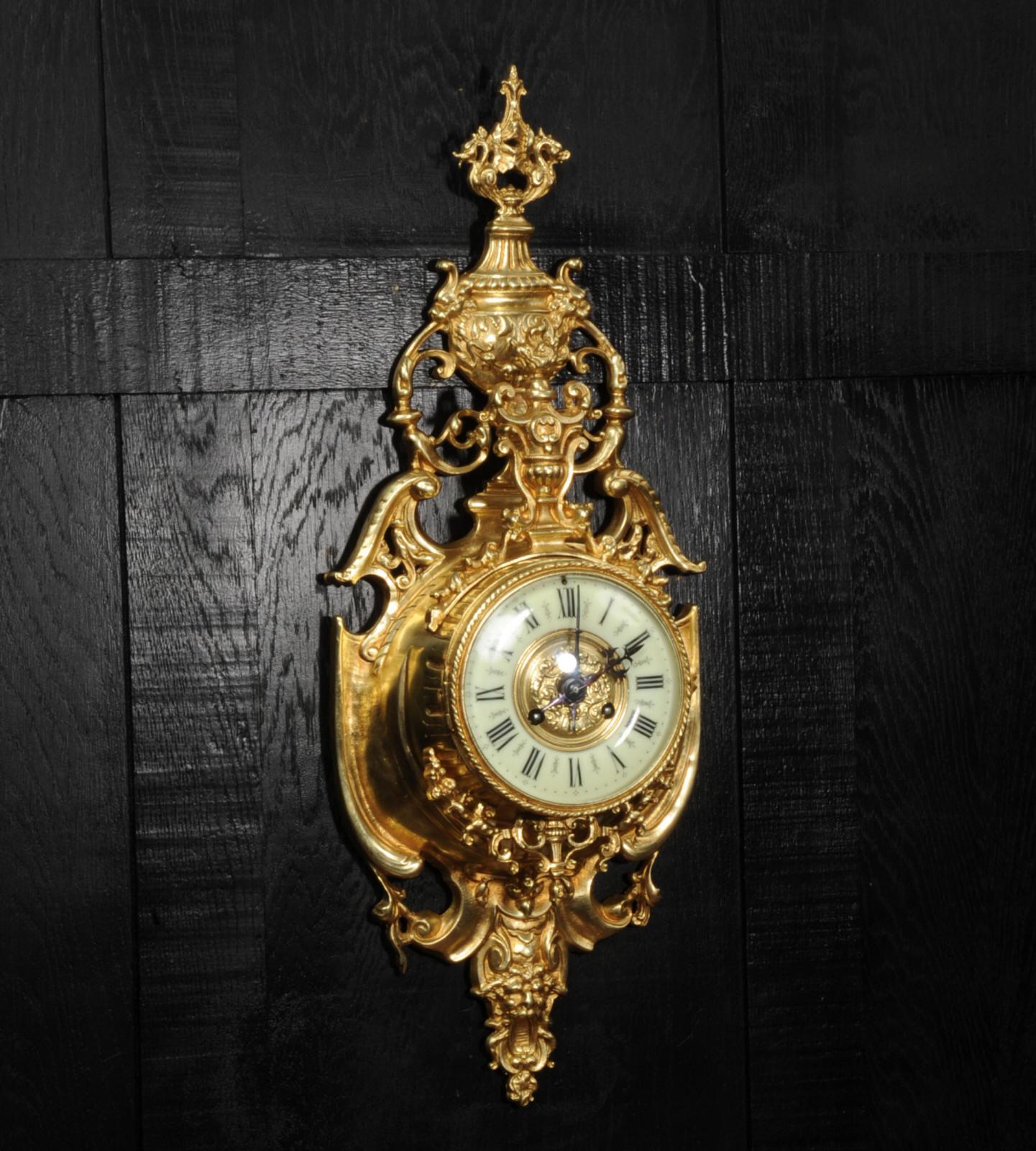 Doré Antiquité française bronze doré baroque horloge murale Cartel en vente