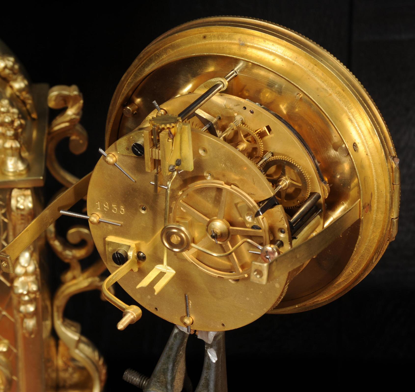 Horloge baroque française d'antiquités en bronze doré en vente 6
