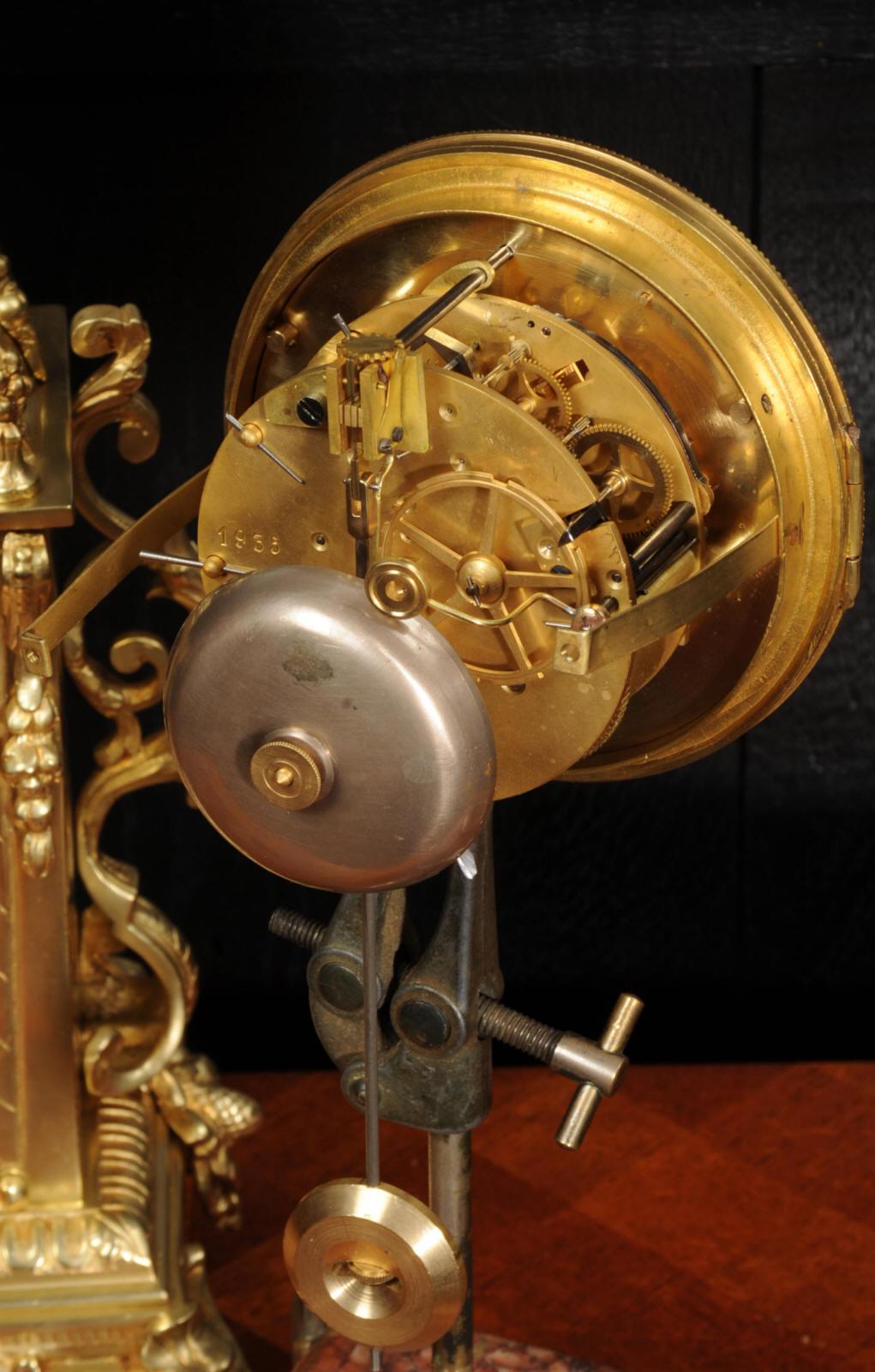 Horloge baroque française d'antiquités en bronze doré en vente 8