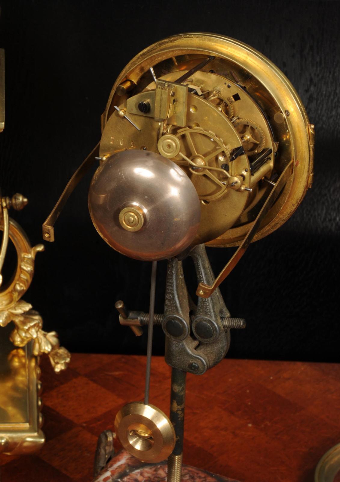 Horloge baroque française d'antiquités en bronze doré 10