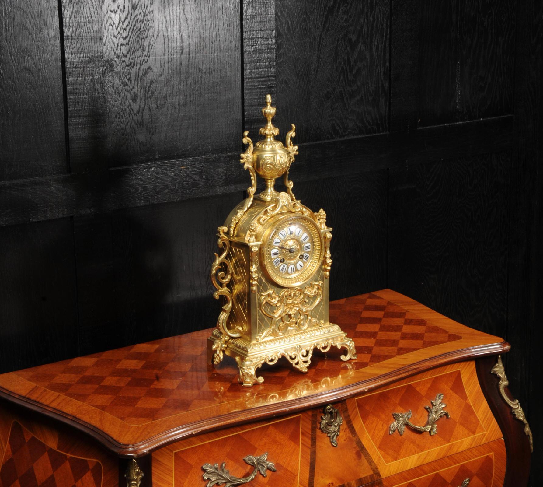 Français Horloge baroque française d'antiquités en bronze doré en vente