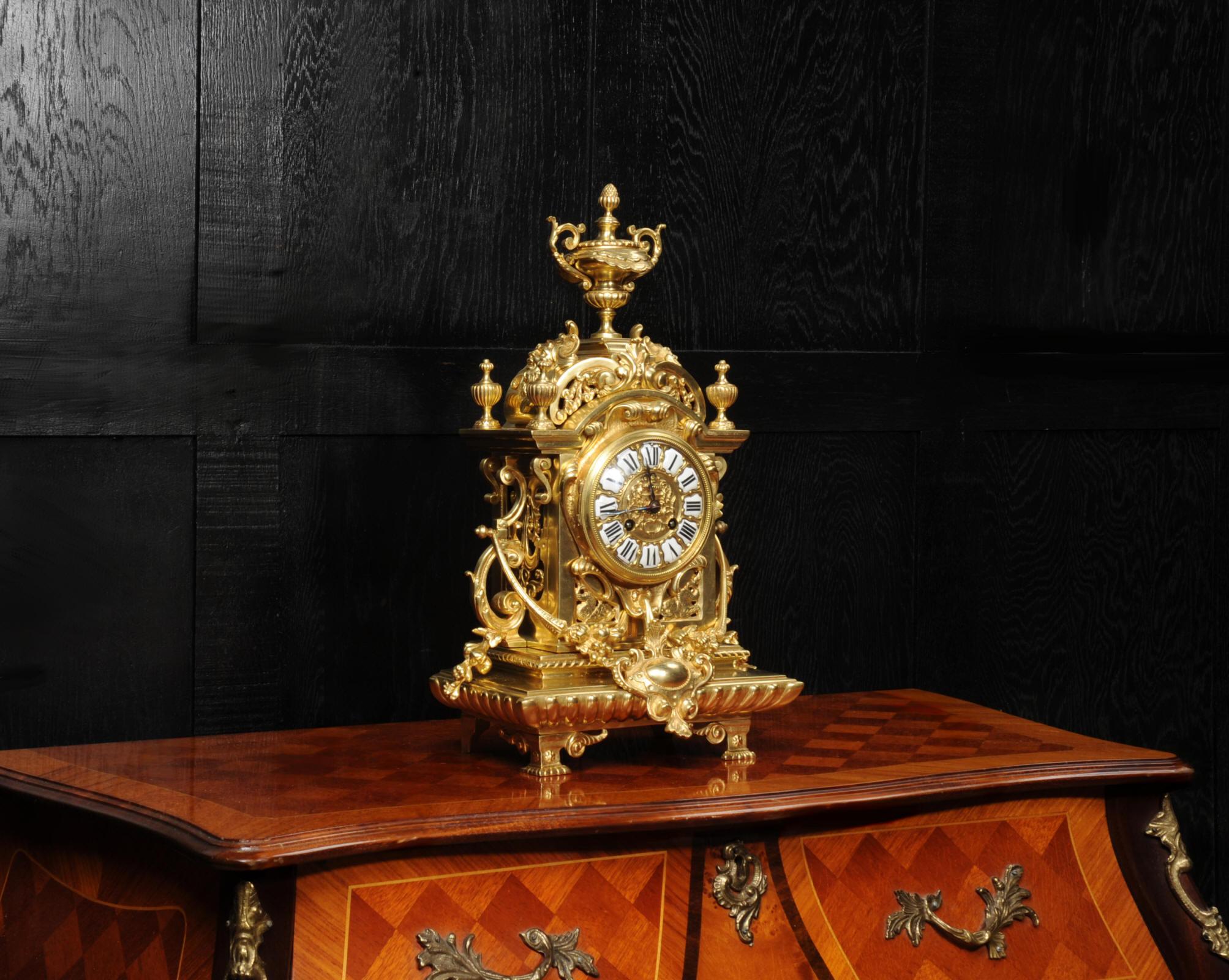 Français Horloge baroque française d'antiquités en bronze doré