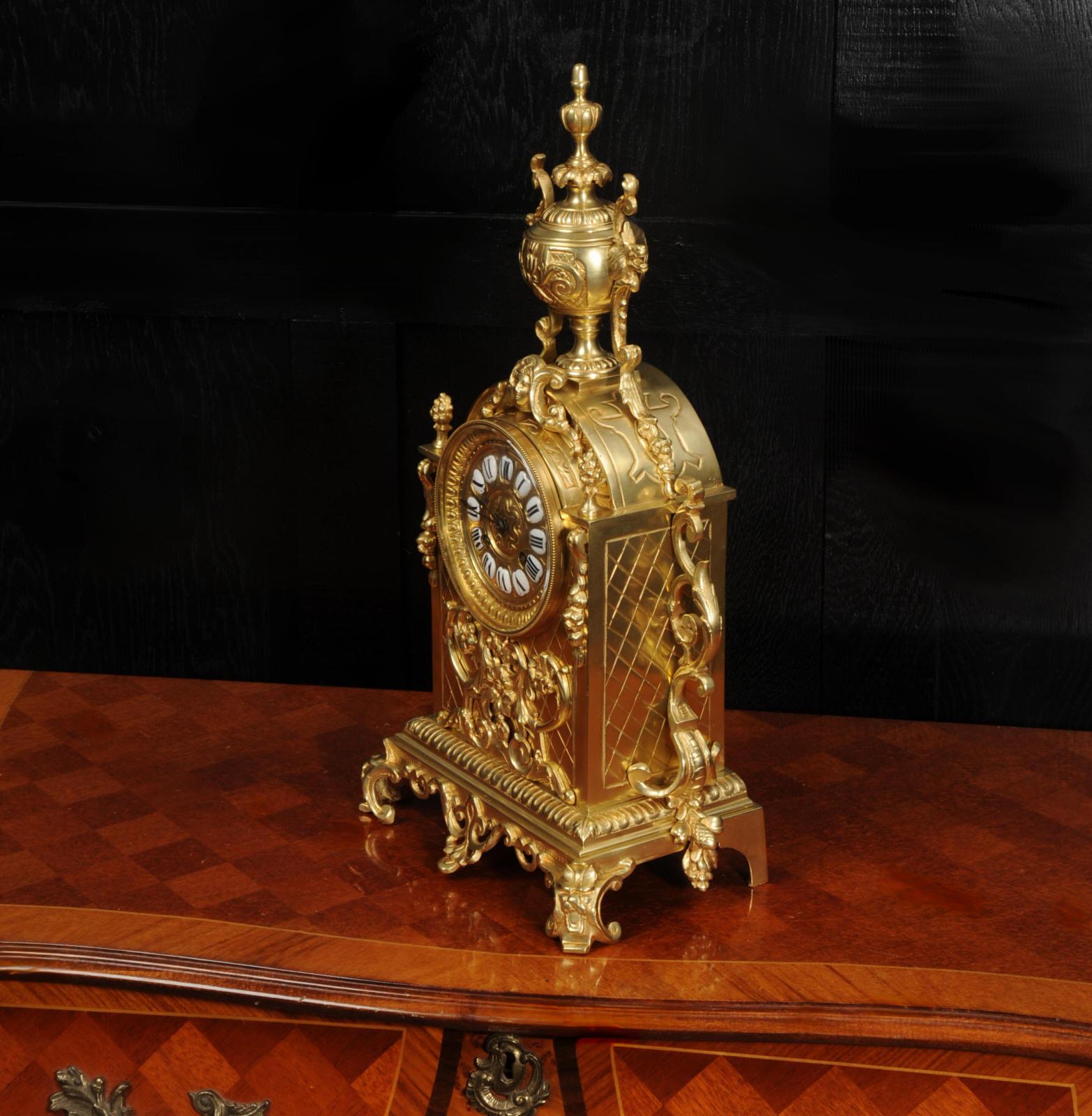 Doré Horloge baroque française d'antiquités en bronze doré en vente