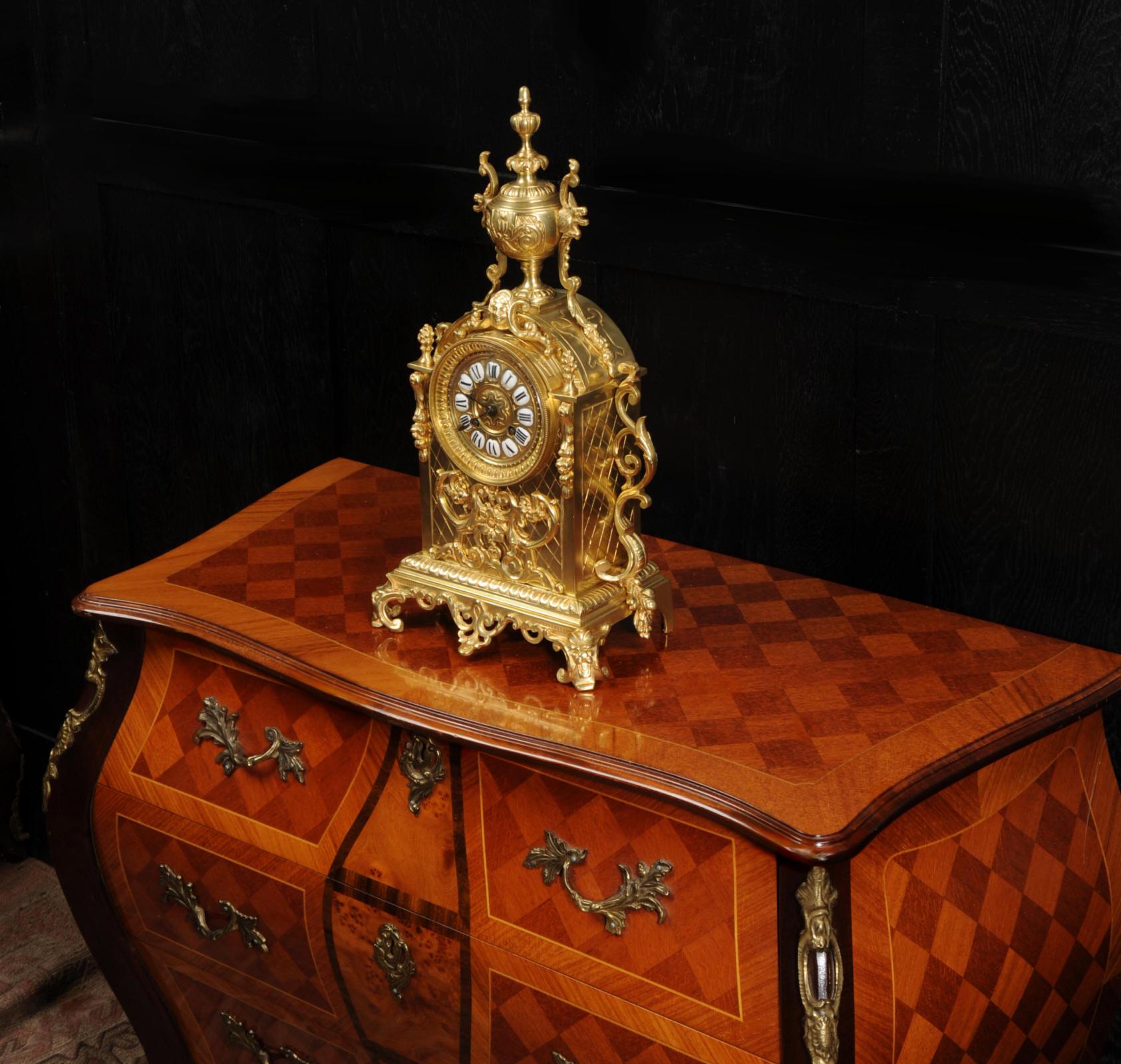 XIXe siècle Horloge baroque française d'antiquités en bronze doré en vente