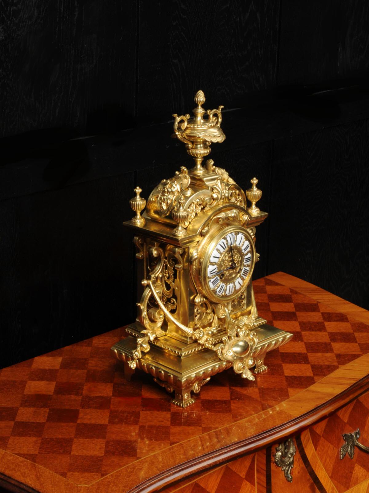 XIXe siècle Horloge baroque française d'antiquités en bronze doré