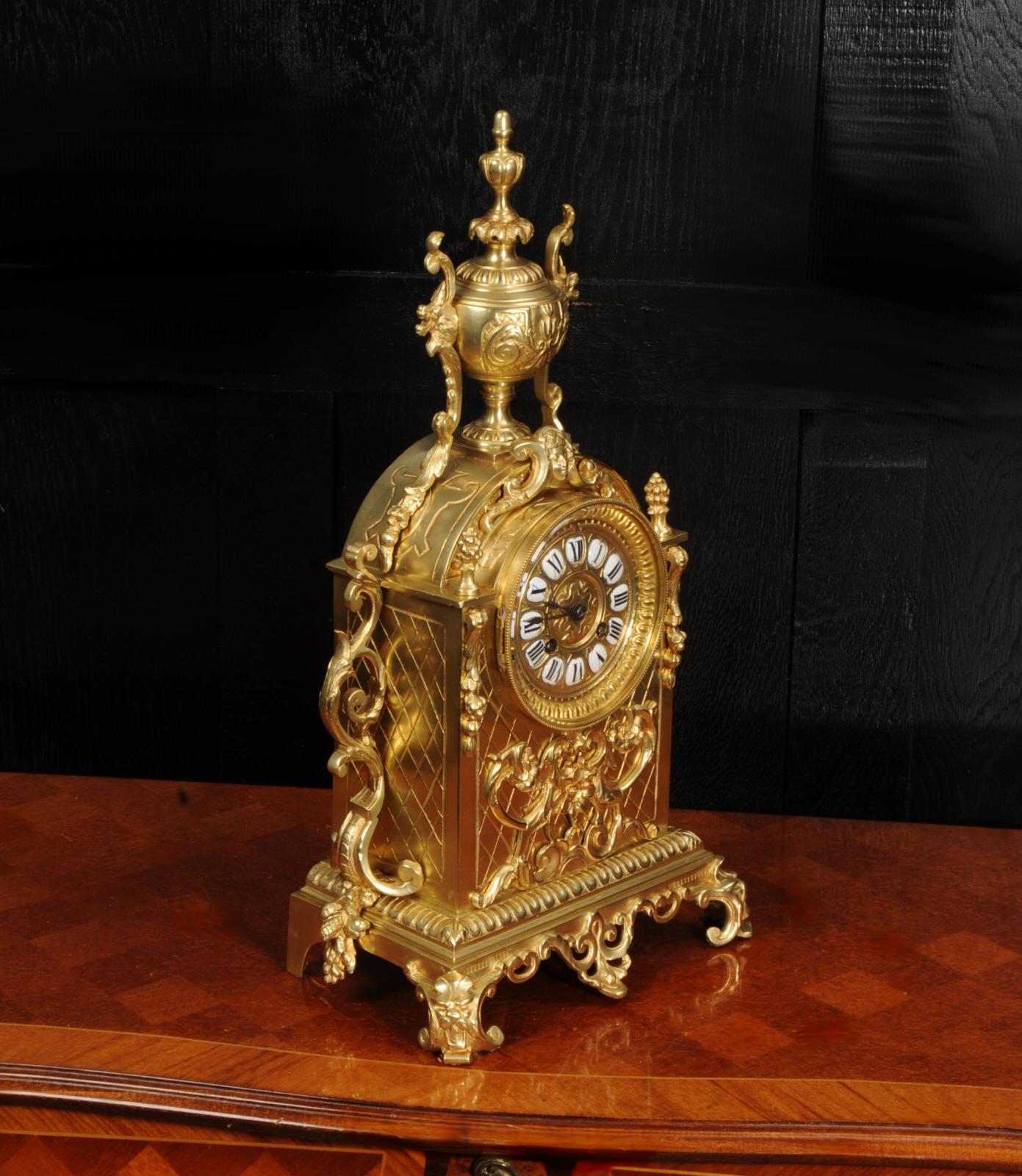 Antike französische Barockuhr aus vergoldeter Bronze im Angebot 3