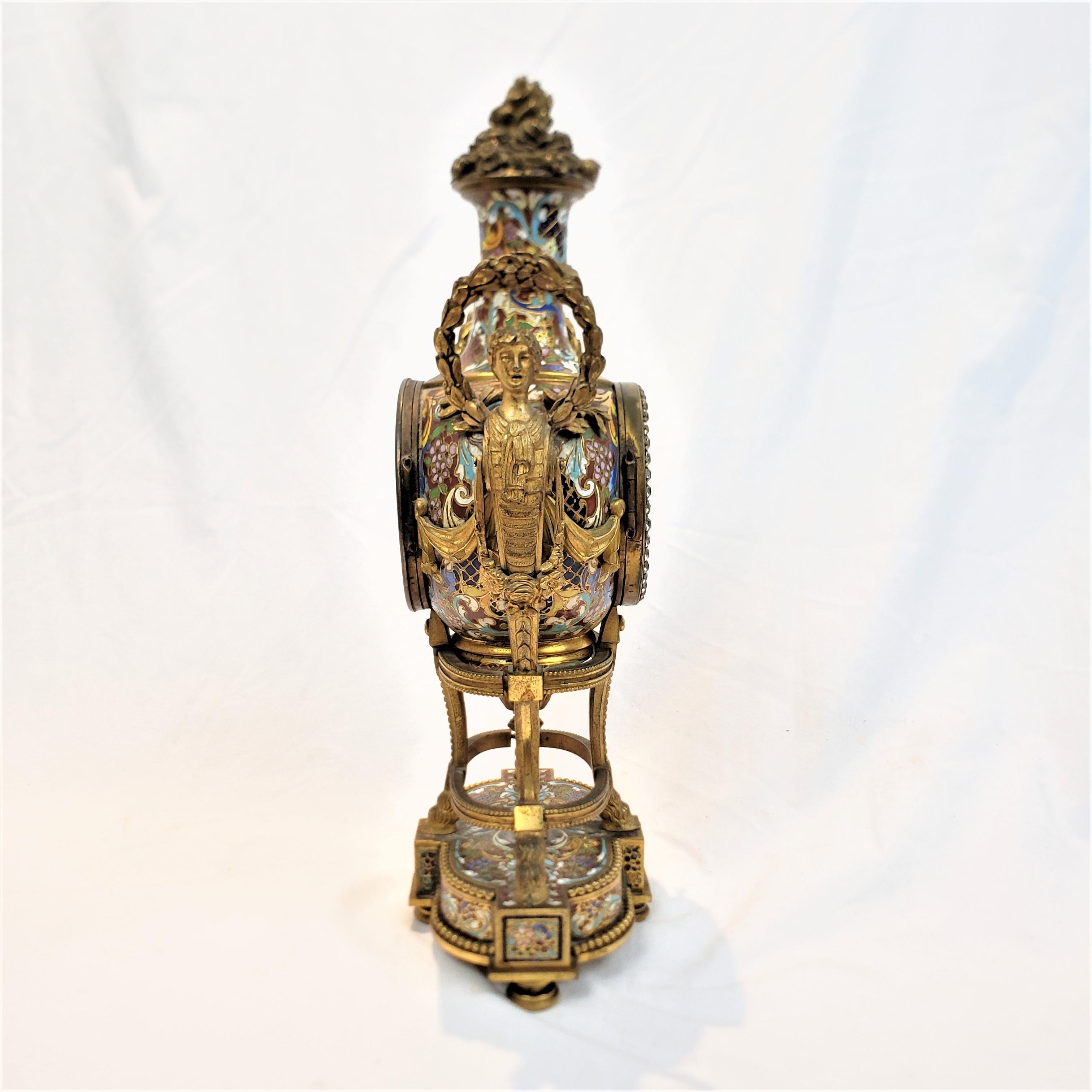 XIXe siècle Pendule de cheminée ou de table française ancienne en bronze doré et champlevé « Marie-Antoinette » en vente