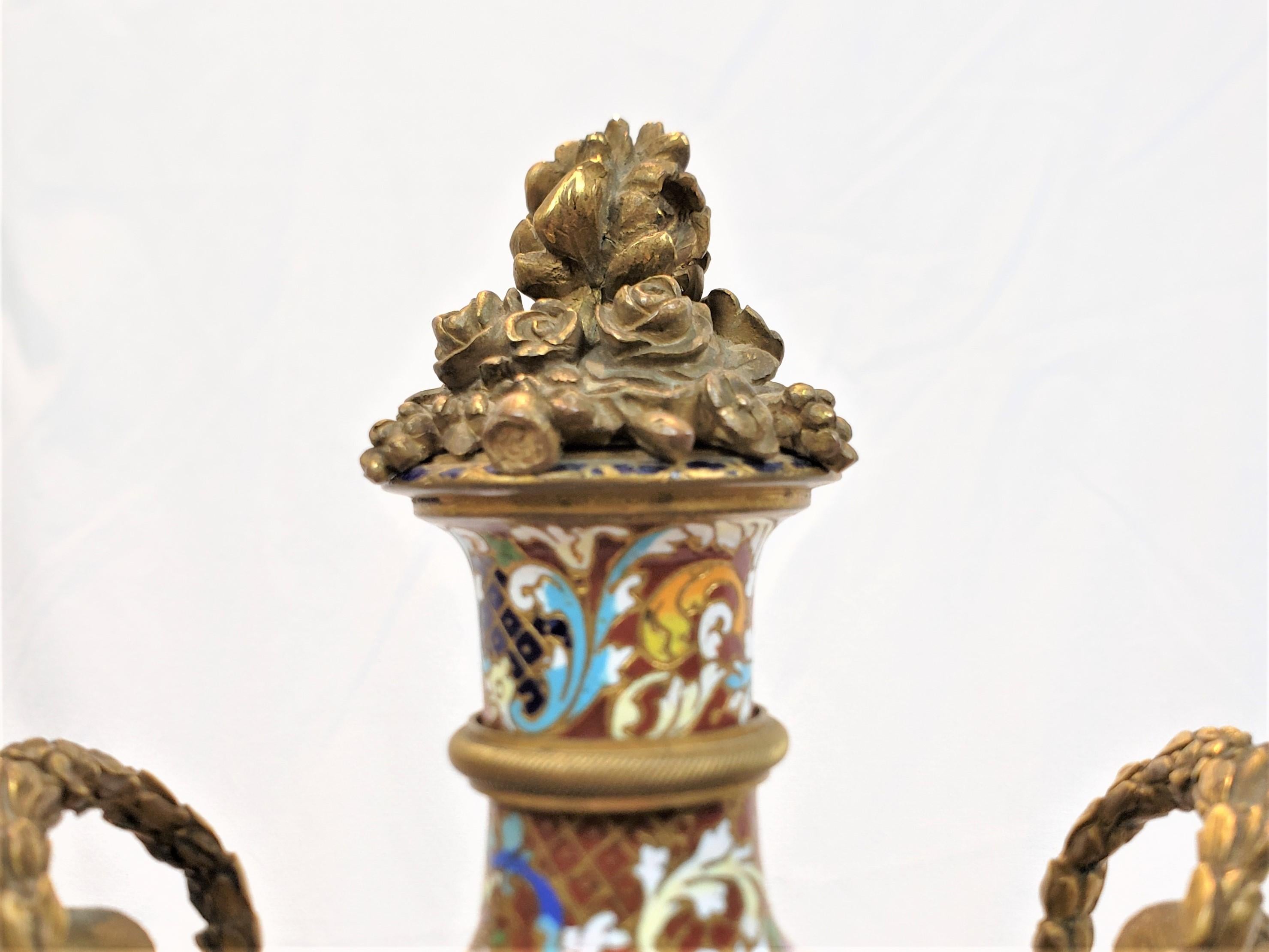 Bronze Pendule de cheminée ou de table française ancienne en bronze doré et champlevé « Marie-Antoinette » en vente