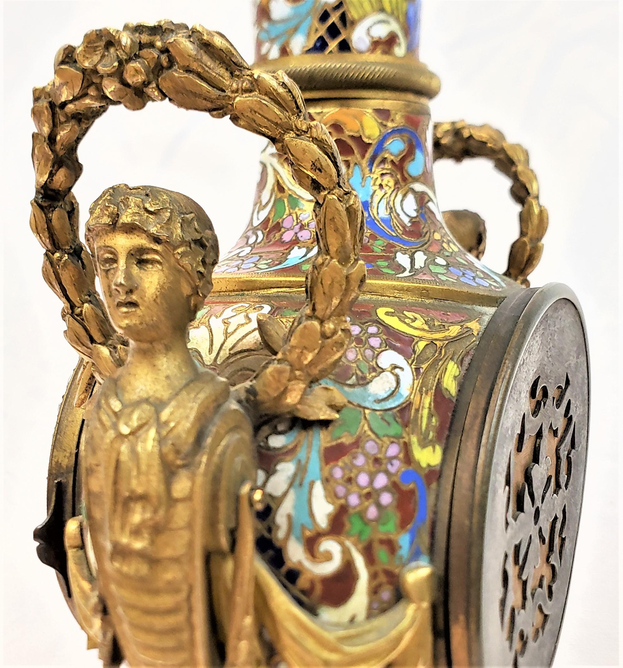 Pendule de cheminée ou de table française ancienne en bronze doré et champlevé « Marie-Antoinette » en vente 6