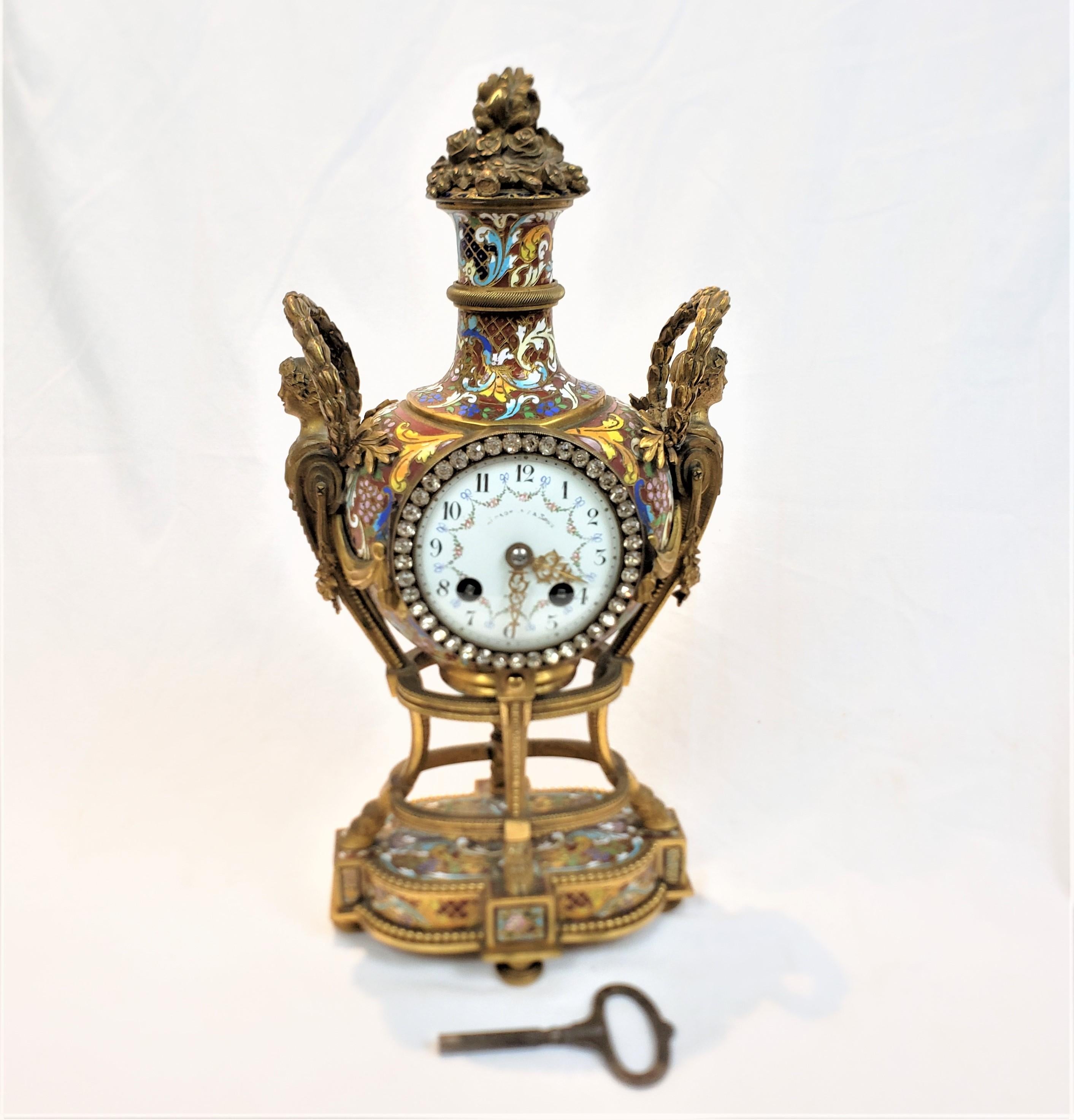 Pendule de cheminée ou de table française ancienne en bronze doré et champlevé « Marie-Antoinette » en vente 7