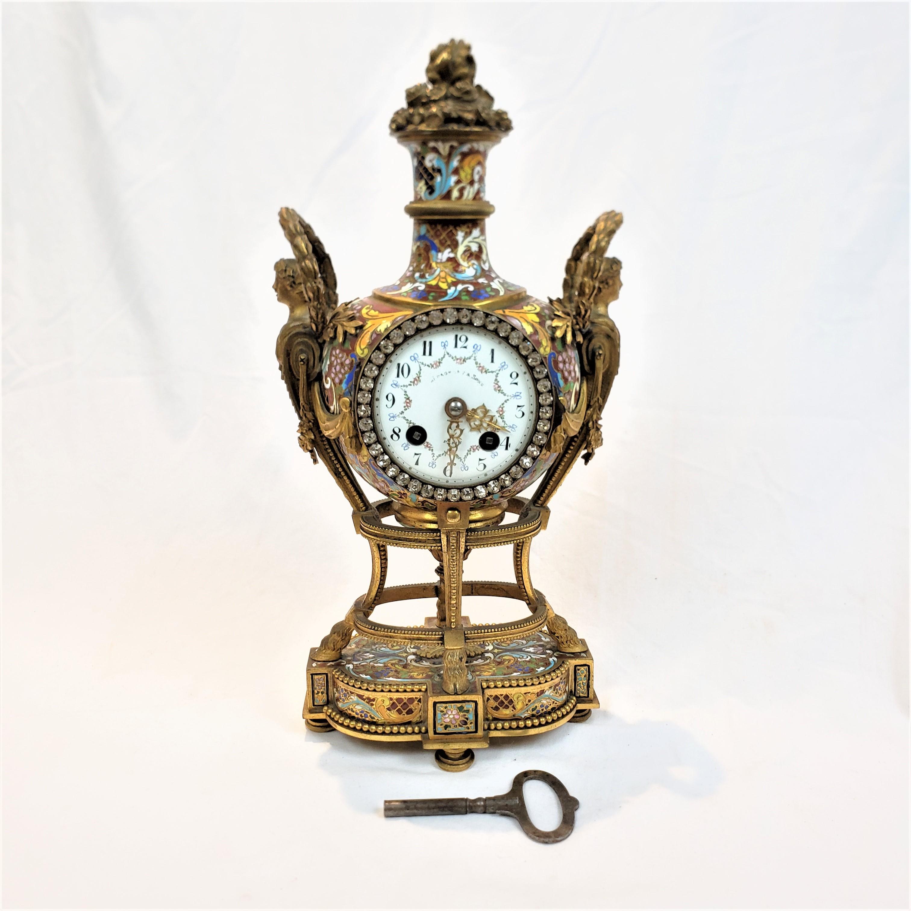 Pendule de cheminée ou de table française ancienne en bronze doré et champlevé « Marie-Antoinette » en vente 8