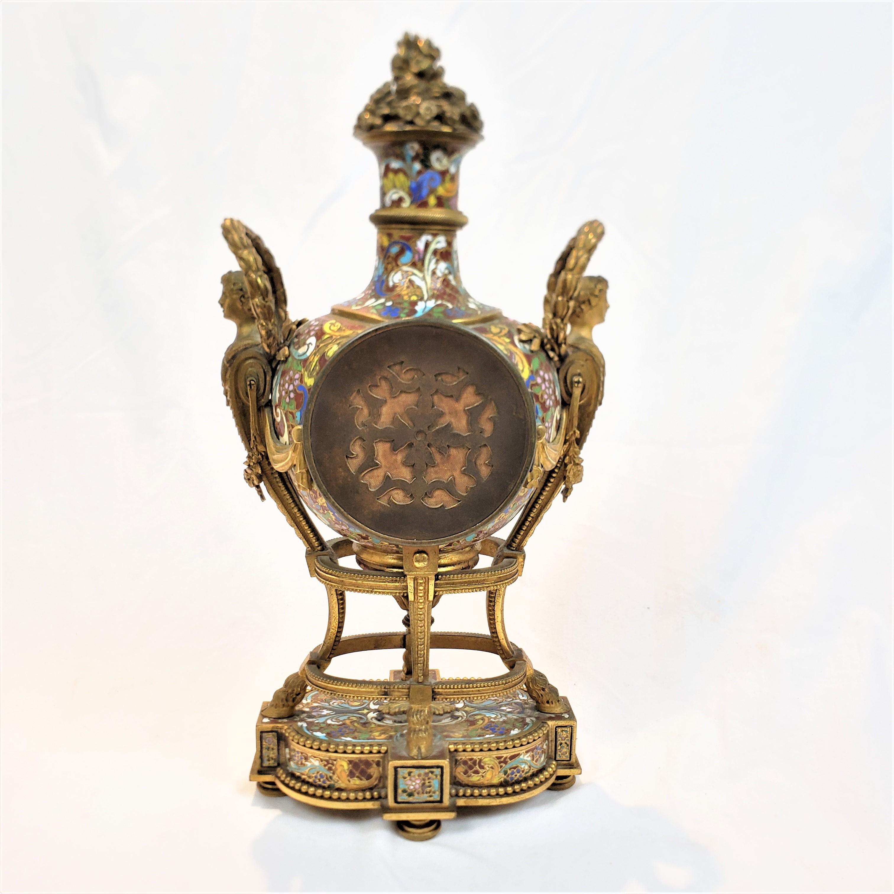 Louis XVI Pendule de cheminée ou de table française ancienne en bronze doré et champlevé « Marie-Antoinette » en vente