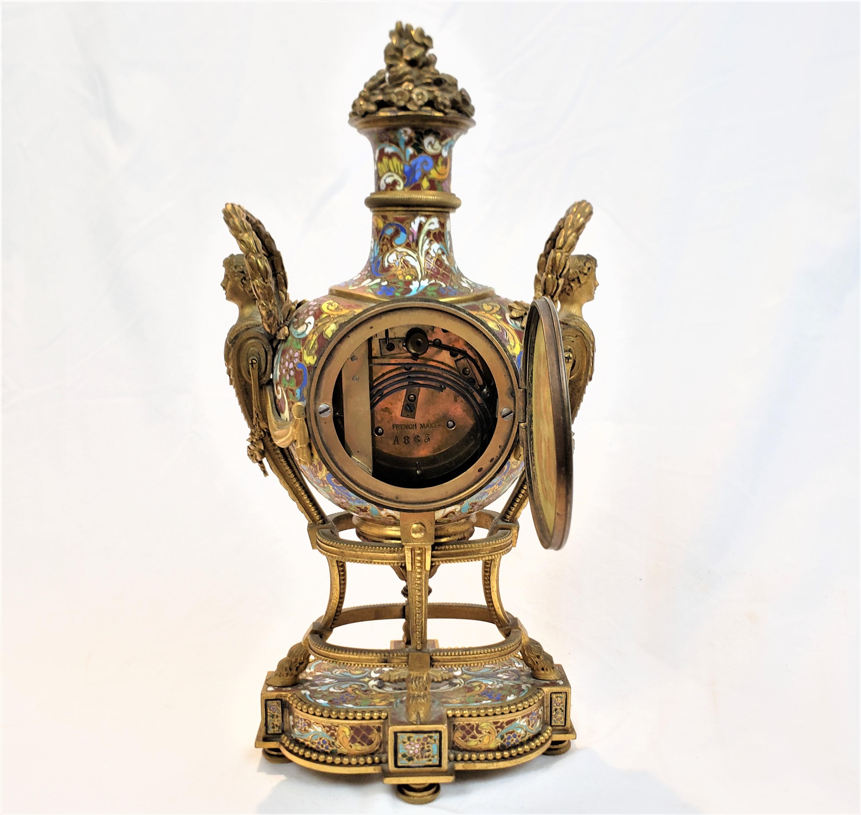Français Pendule de cheminée ou de table française ancienne en bronze doré et champlevé « Marie-Antoinette » en vente