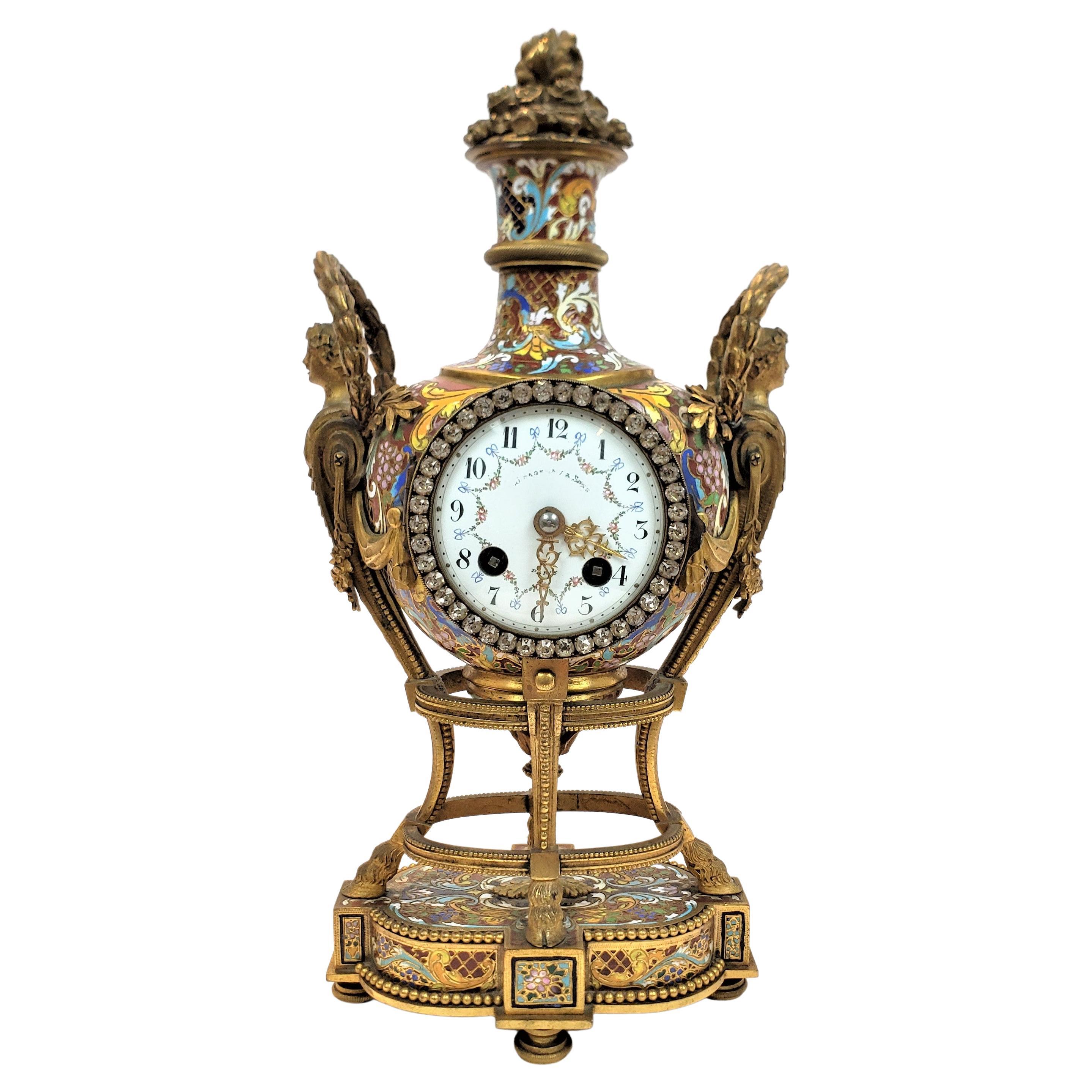 Pendule de cheminée ou de table française ancienne en bronze doré et champlevé « Marie-Antoinette » en vente
