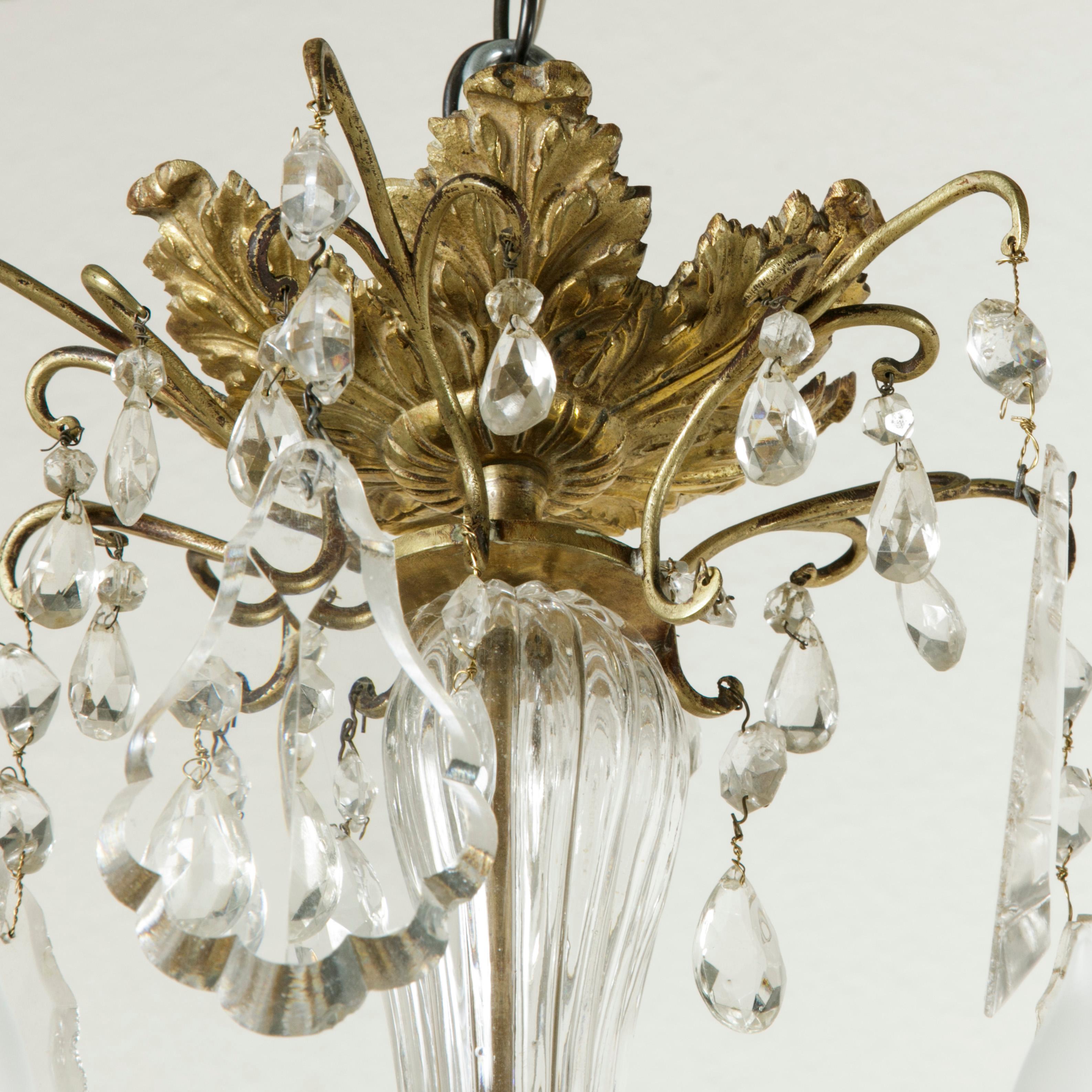 Lustre français du 19ème siècle en bronze doré et cristal avec six bras Bon état - En vente à Fayetteville, AR