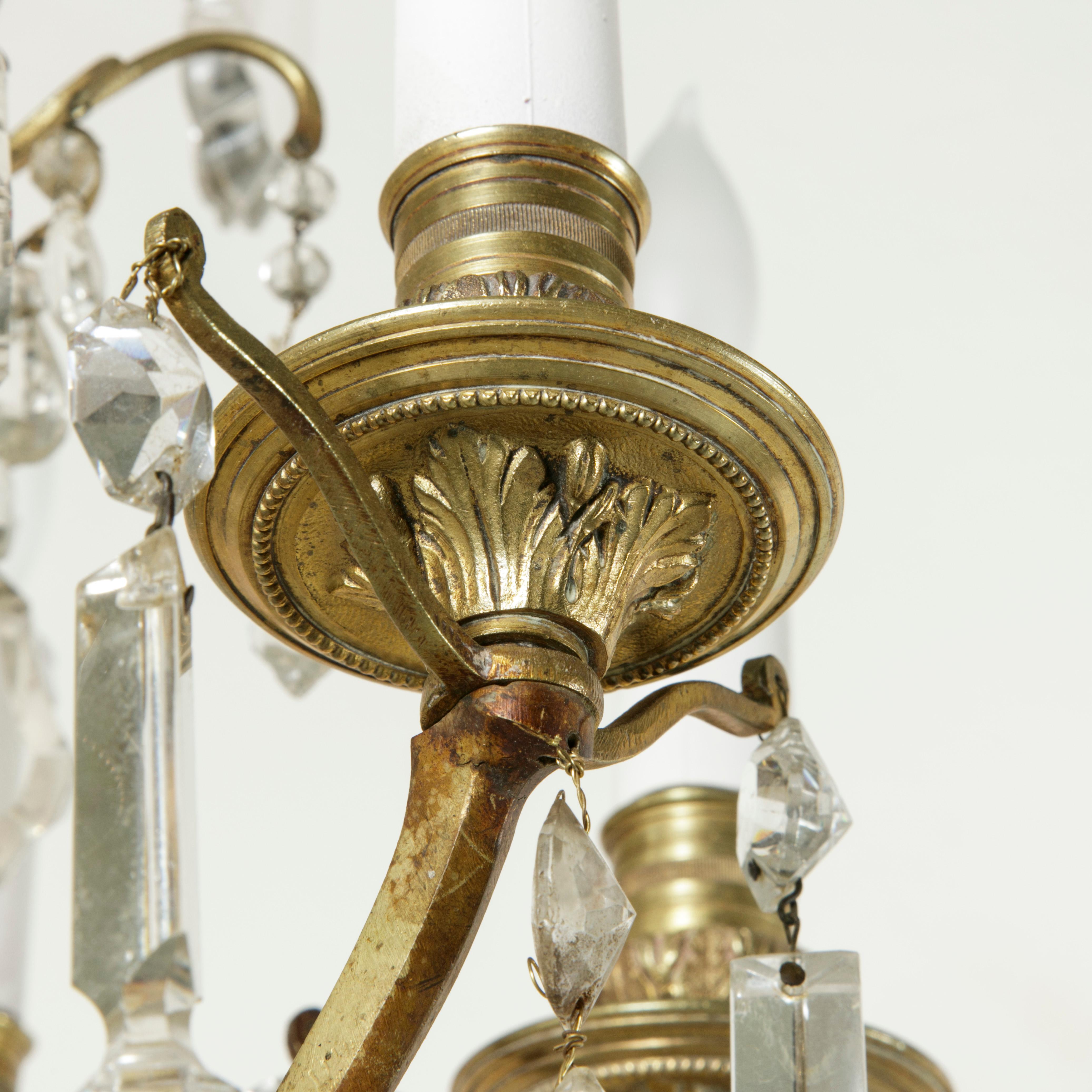 Bronze Lustre français du 19ème siècle en bronze doré et cristal avec six bras en vente
